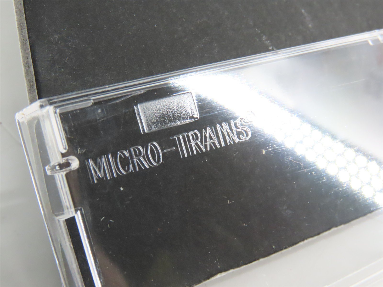 N Scale Micro-Trains 65060 UTLX Union Tank Car 39' Single Dome Tank Car 8533 RTR