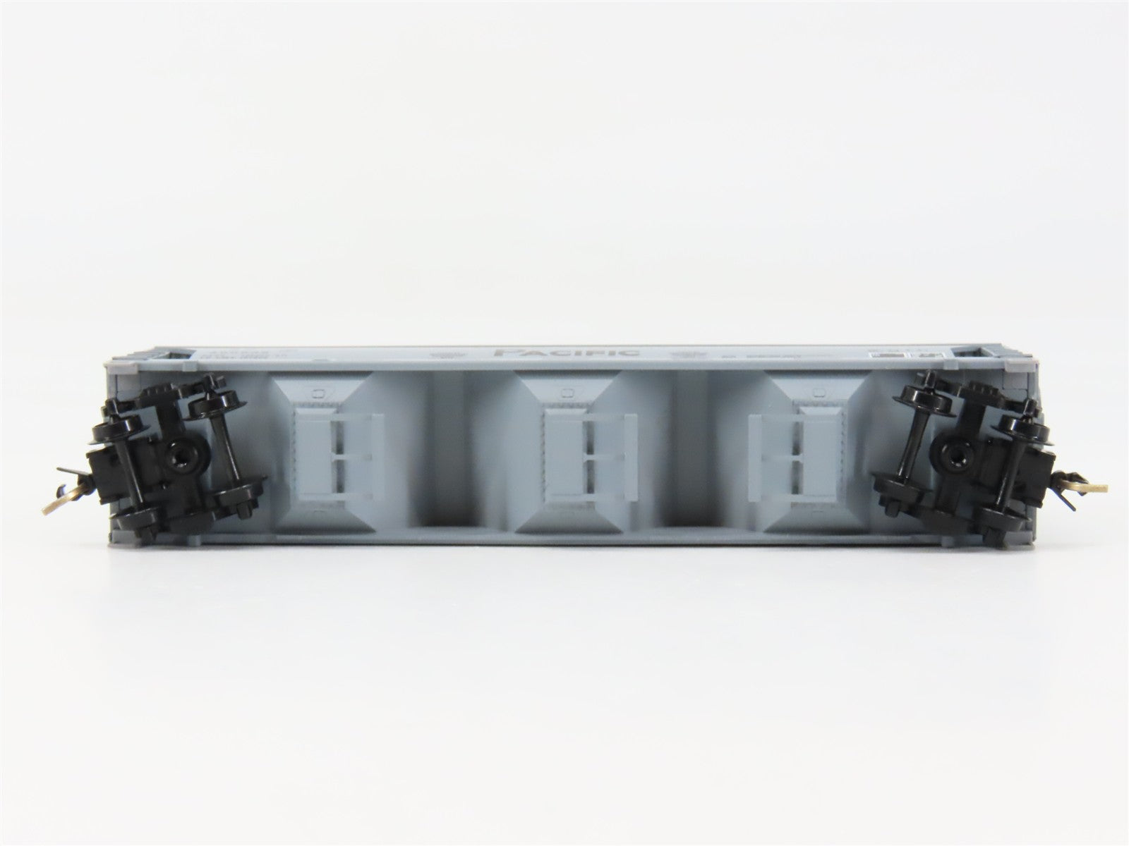N Scale Micro-Trains MTL 94040 SP Southern Pacific 3-Bay Covered Hopper RTR