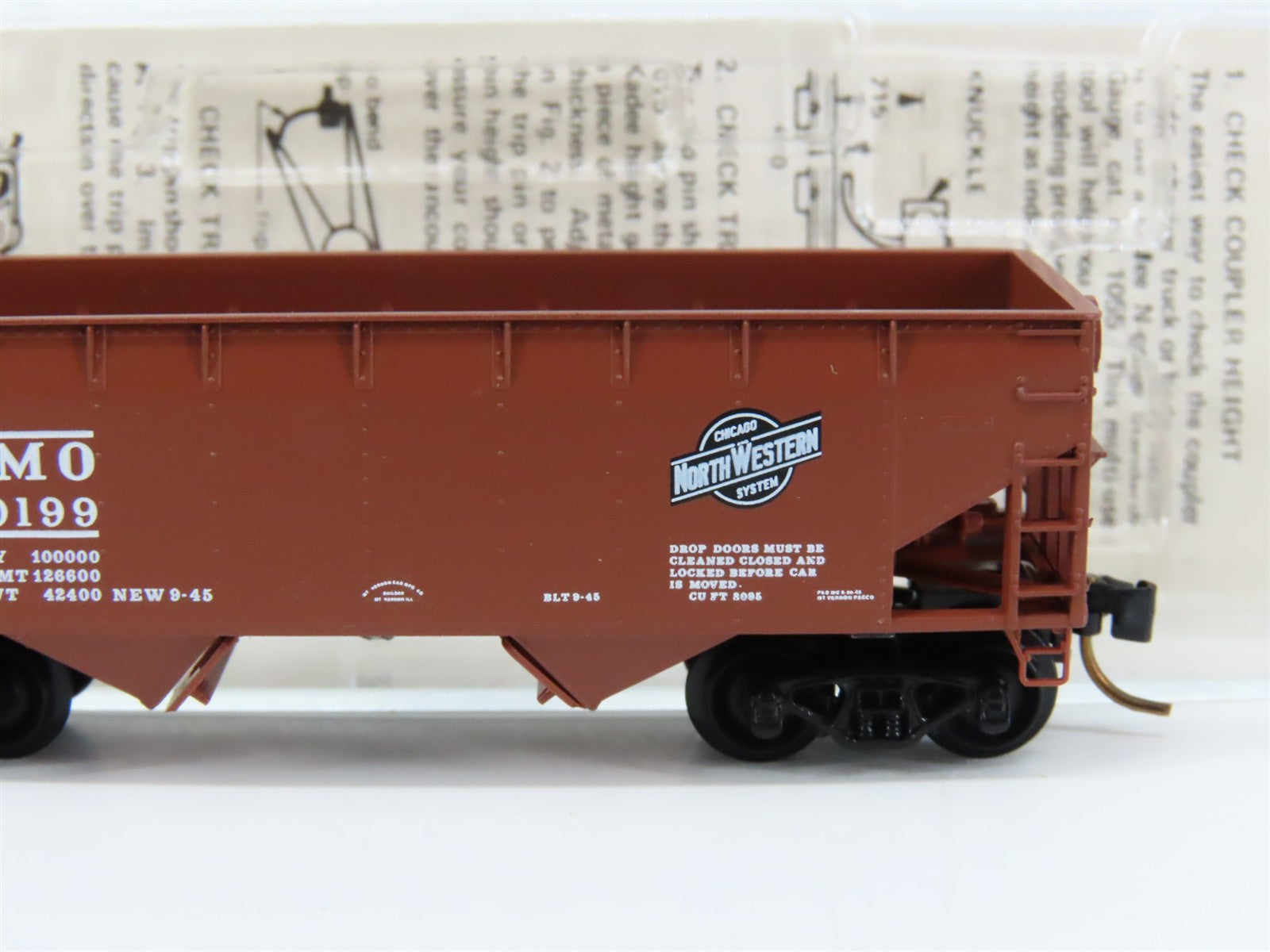 N Scale Micro-Trains MTL 55250 CMO Chicago & North Western 33' 2-Bay Hopper RTR