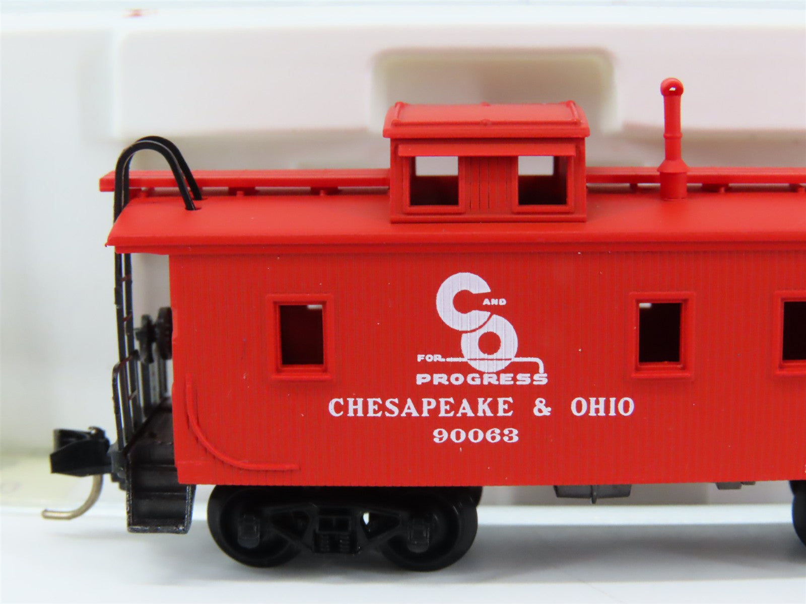 N Scale Micro-Trains MTL 50190 Chesapeake & Ohio 34' Wood-Sheathed Caboose RTR