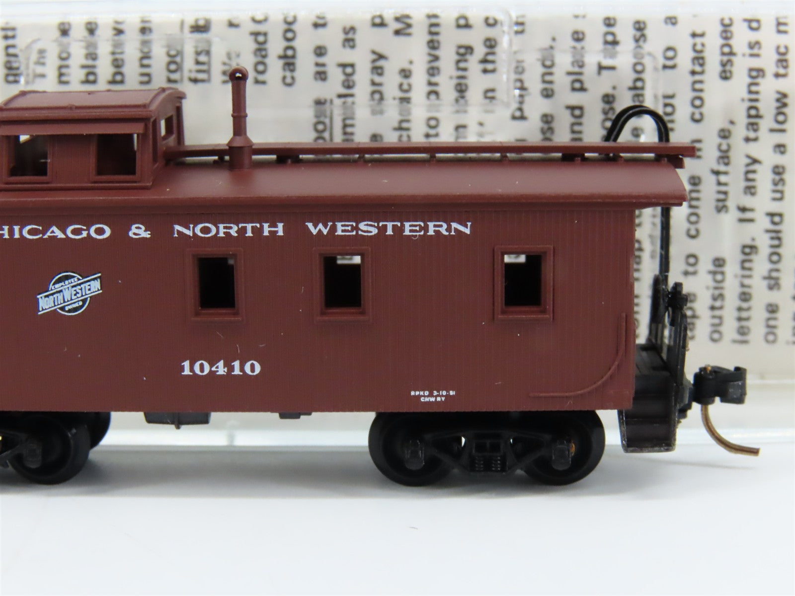 N Scale Micro-Trains MTL 50200 CNW Chicago & North Western 34' Caboose 10410 RTR