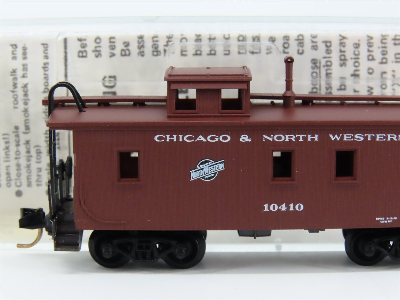 N Scale Micro-Trains MTL 50200 CNW Chicago & North Western 34' Caboose 10410 RTR