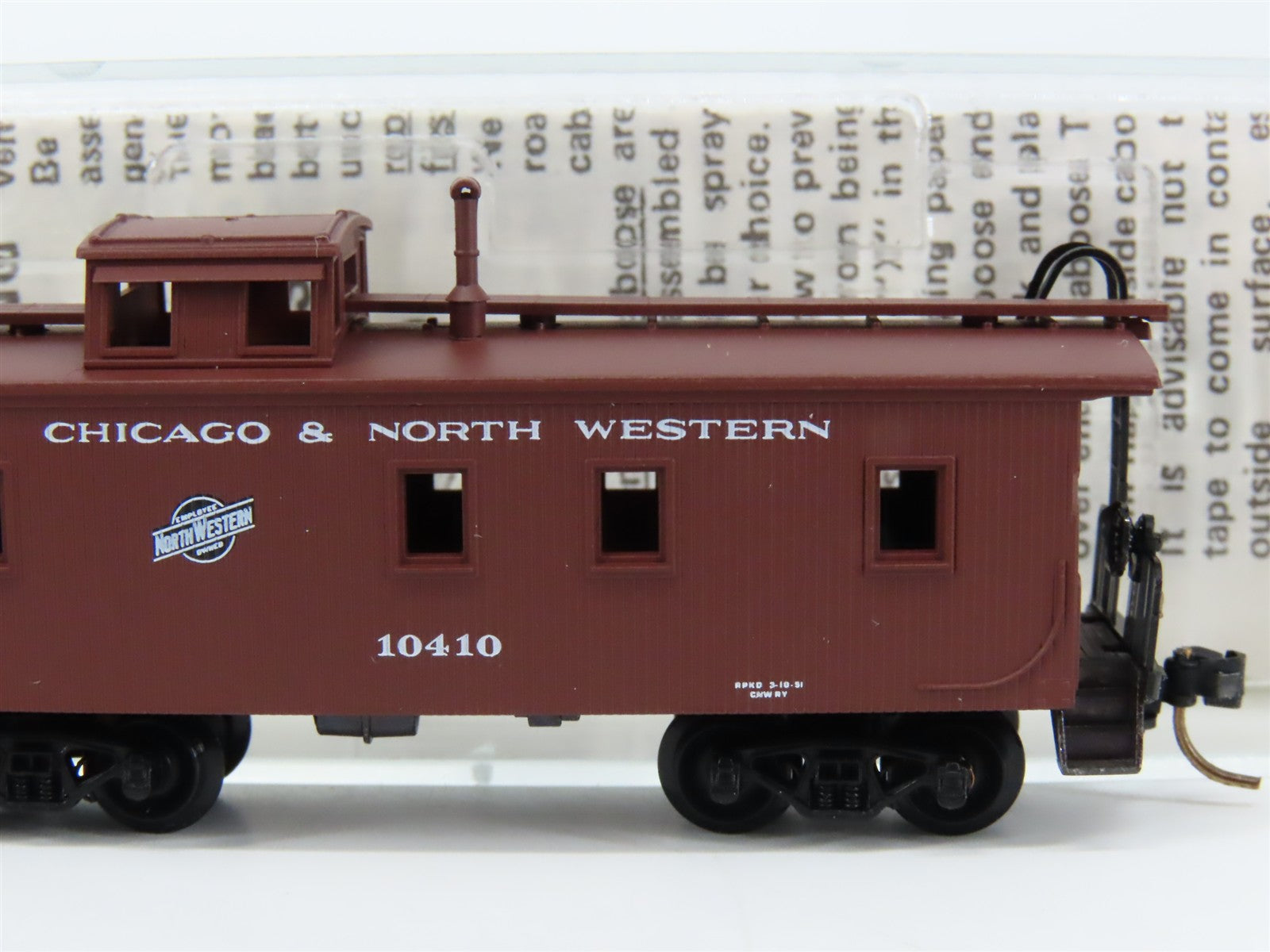 N Scale Micro-Trains MTL 50200 CNW Chicago & North Western 34' Caboose 10410 RTR