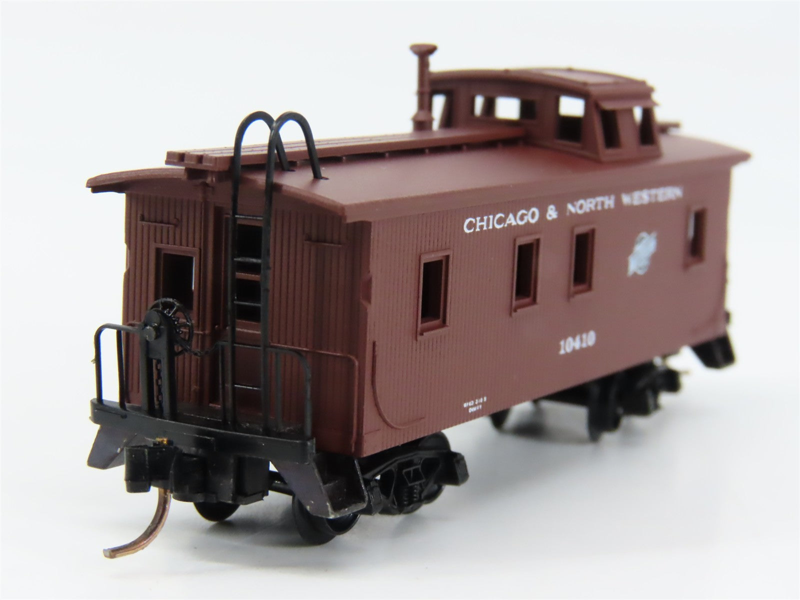N Scale Micro-Trains MTL 50200 CNW Chicago & North Western 34' Caboose 10410 RTR