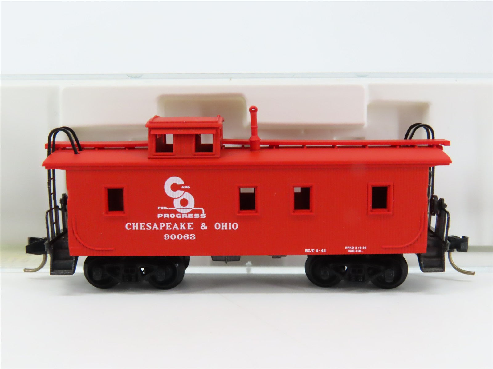 N Scale Micro-Trains MTL 50190 Chesapeake & Ohio 34' Wood-Sheathed Caboose RTR