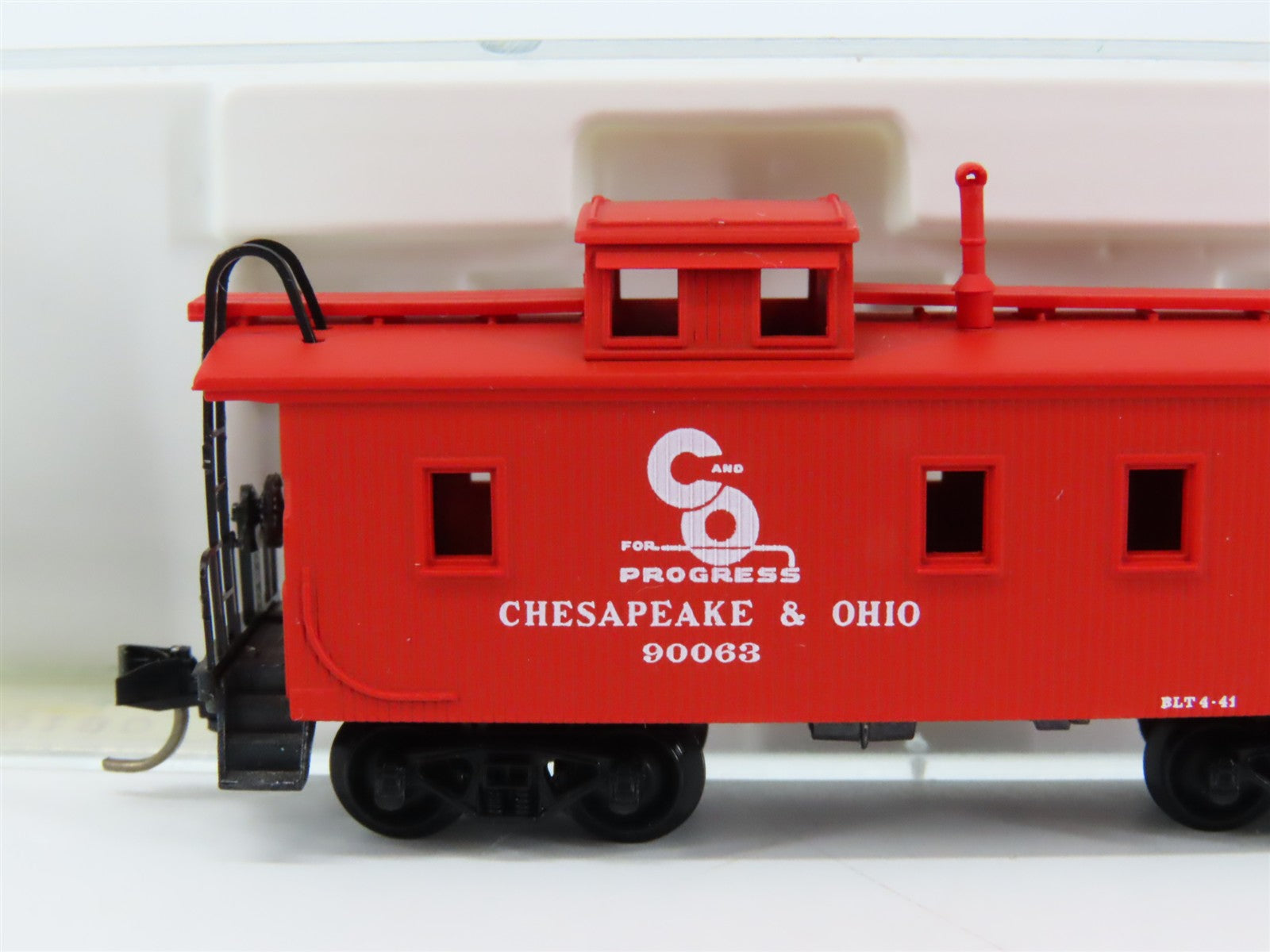 N Scale Micro-Trains MTL 50190 Chesapeake & Ohio 34' Wood-Sheathed Caboose RTR