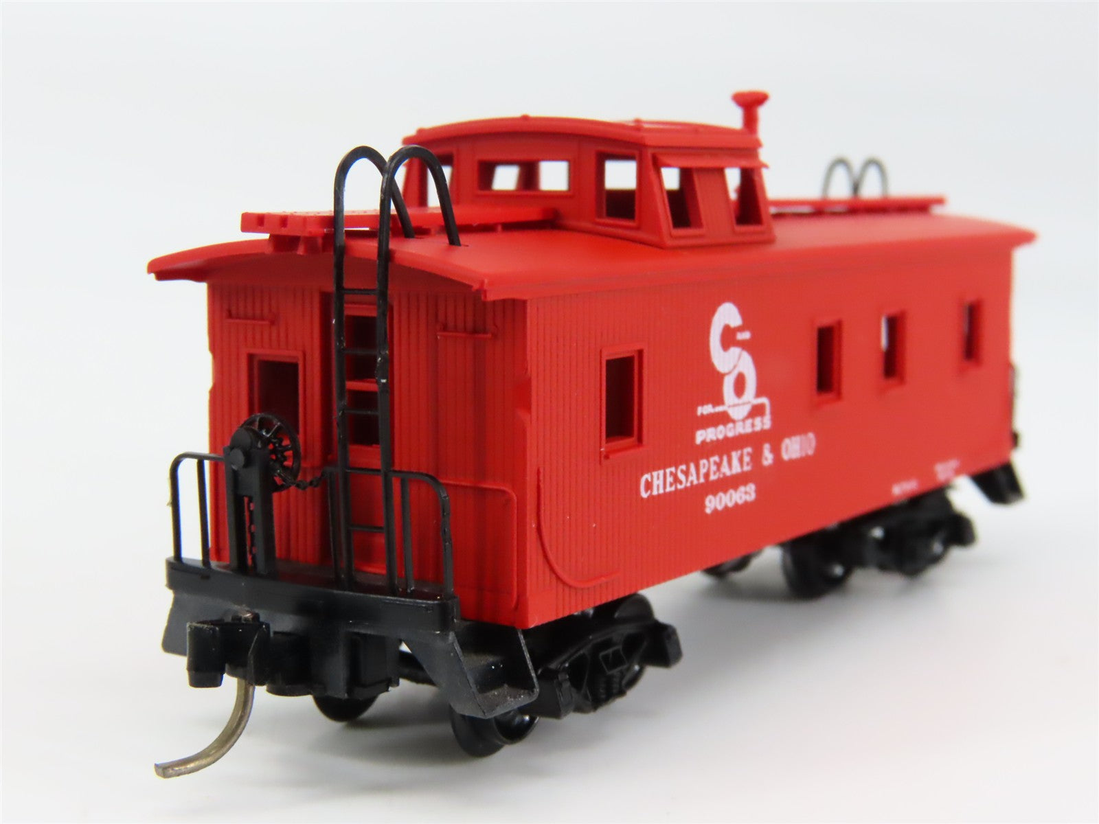 N Scale Micro-Trains MTL 50190 Chesapeake & Ohio 34' Wood-Sheathed Caboose RTR