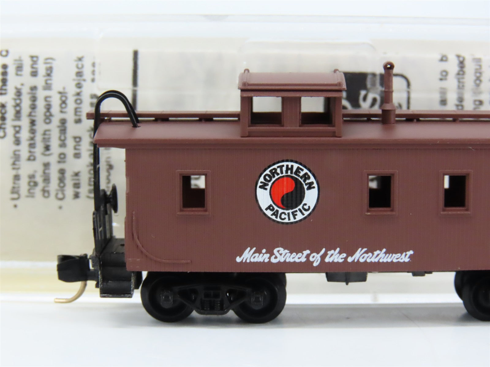 N Scale Micro-Trains MTL 51050 NP Northern Pacific 34' Caboose 1638 RTR