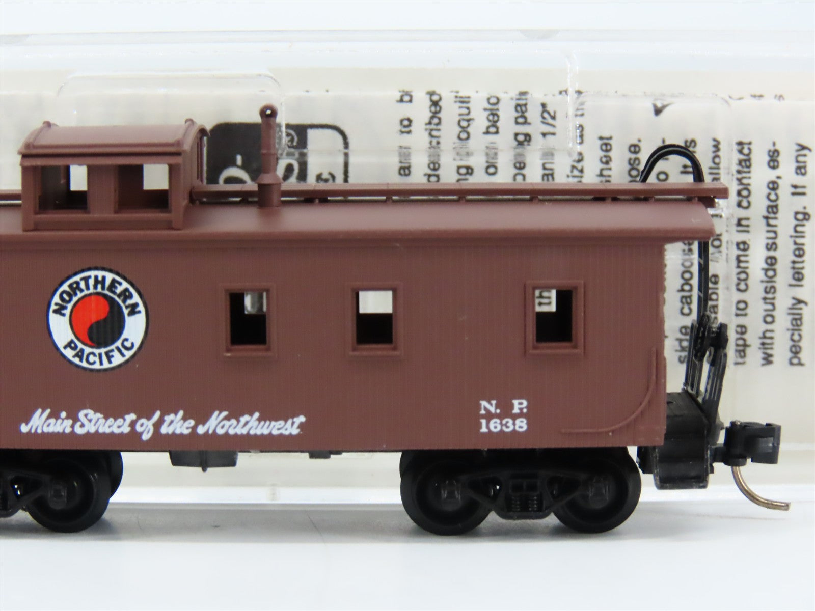 N Scale Micro-Trains MTL 51050 NP Northern Pacific 34' Caboose 1638 RTR