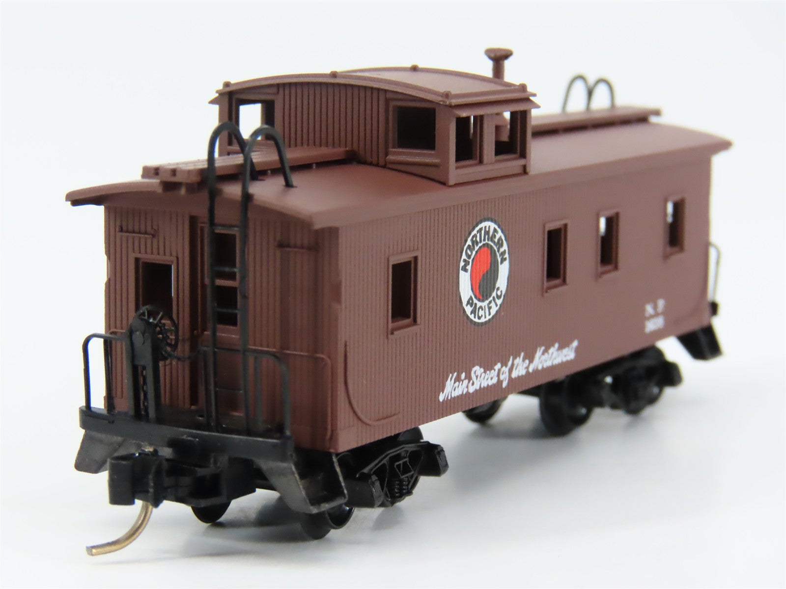 N Scale Micro-Trains MTL 51050 NP Northern Pacific 34' Caboose 1638 RTR