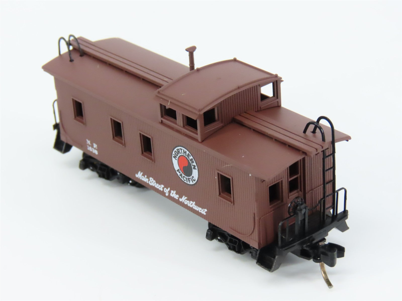 N Scale Micro-Trains MTL 51050 NP Northern Pacific 34' Caboose 1638 RTR
