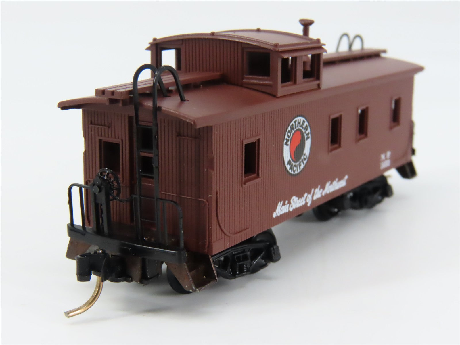 N Scale Micro-Trains MTL 51050 NP Northern Pacific 34' Wood-Sheathed Caboose RTR