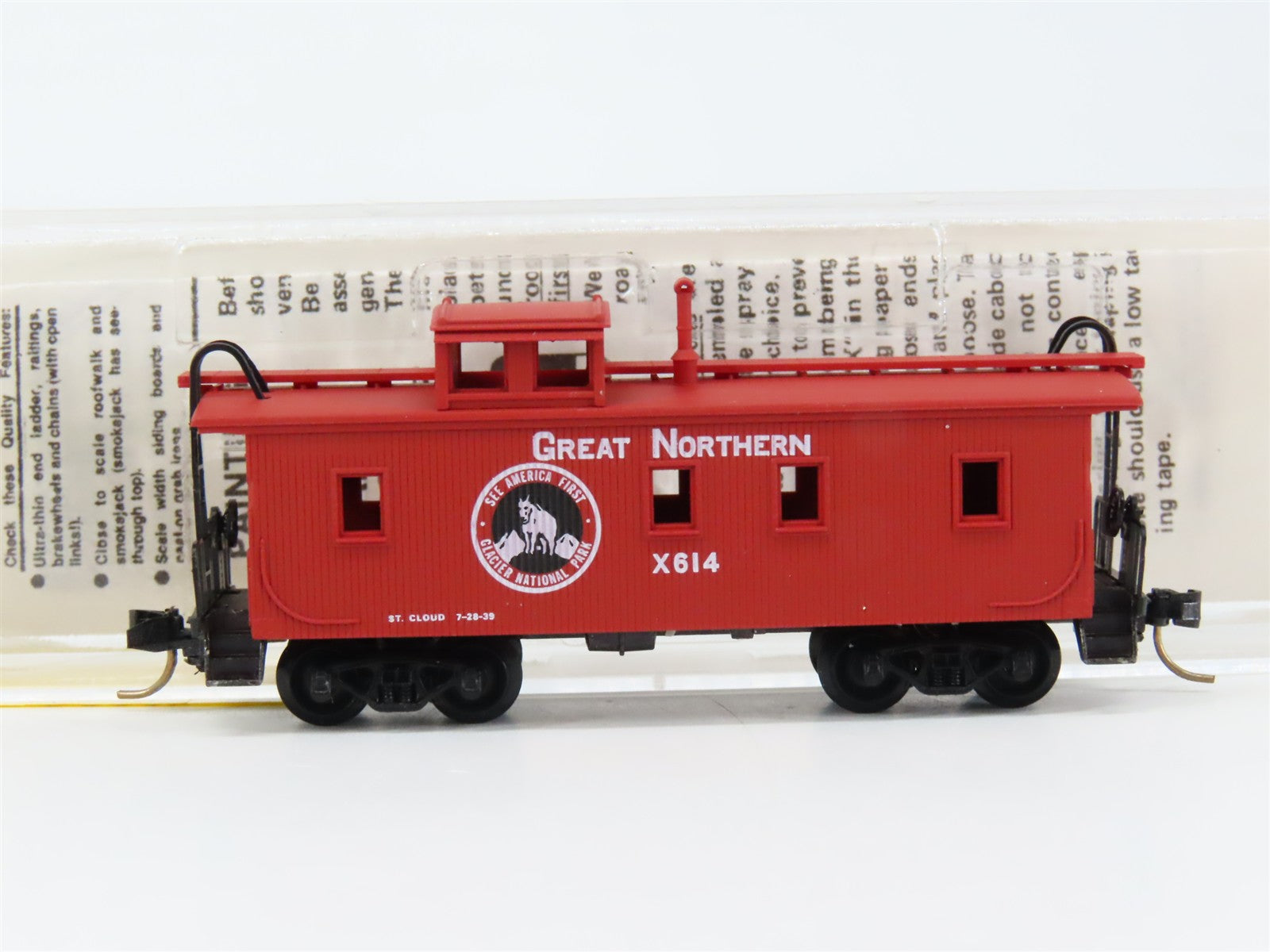 N Scale Micro-Trains MTL 51110 Great Northern 34' Wood-Sheathed Caboose X614 RTR