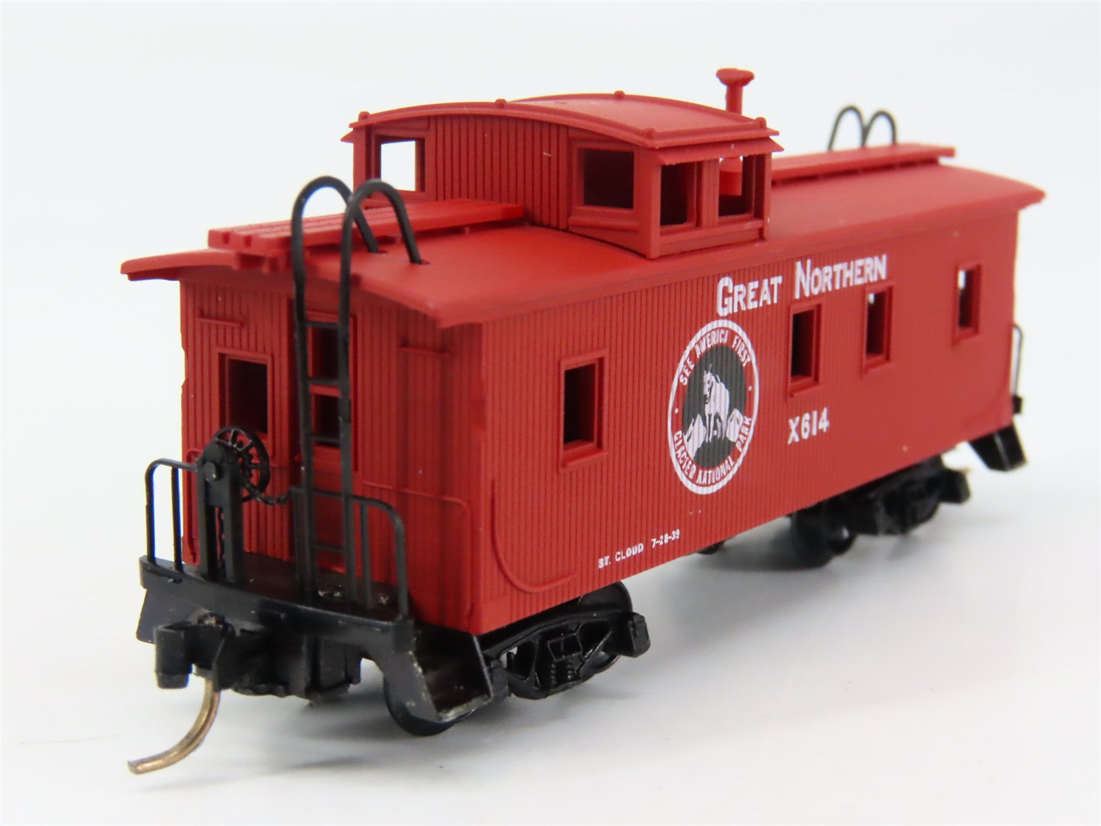 N Scale Micro-Trains MTL 51110 Great Northern 34' Wood-Sheathed Caboose X614 RTR