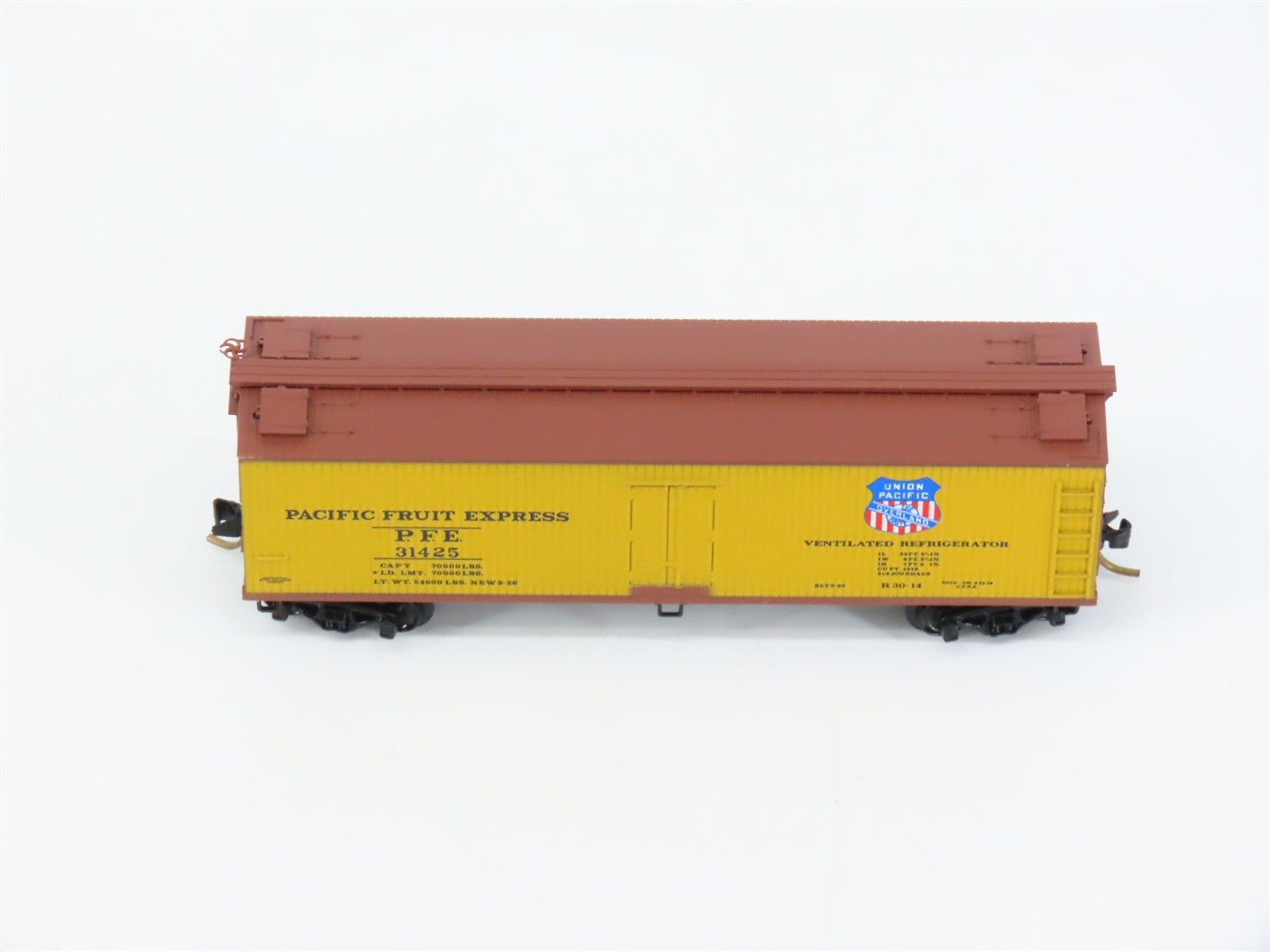 N Scale Micro-Trains MTL 49250 PFE Pacific Fruit Express 40' Reefer 31425 RTR