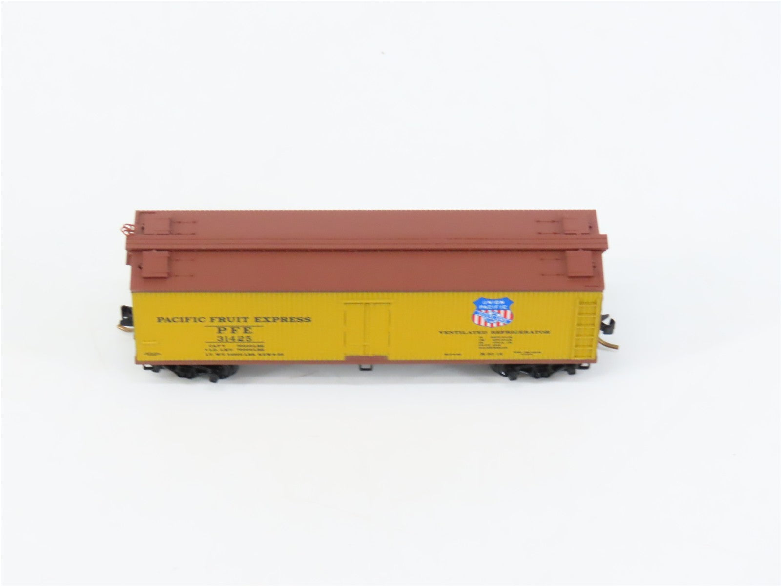 N Scale Micro-Trains MTL 49250 PFE Pacific Fruit Express 40' Reefer 31425 RTR