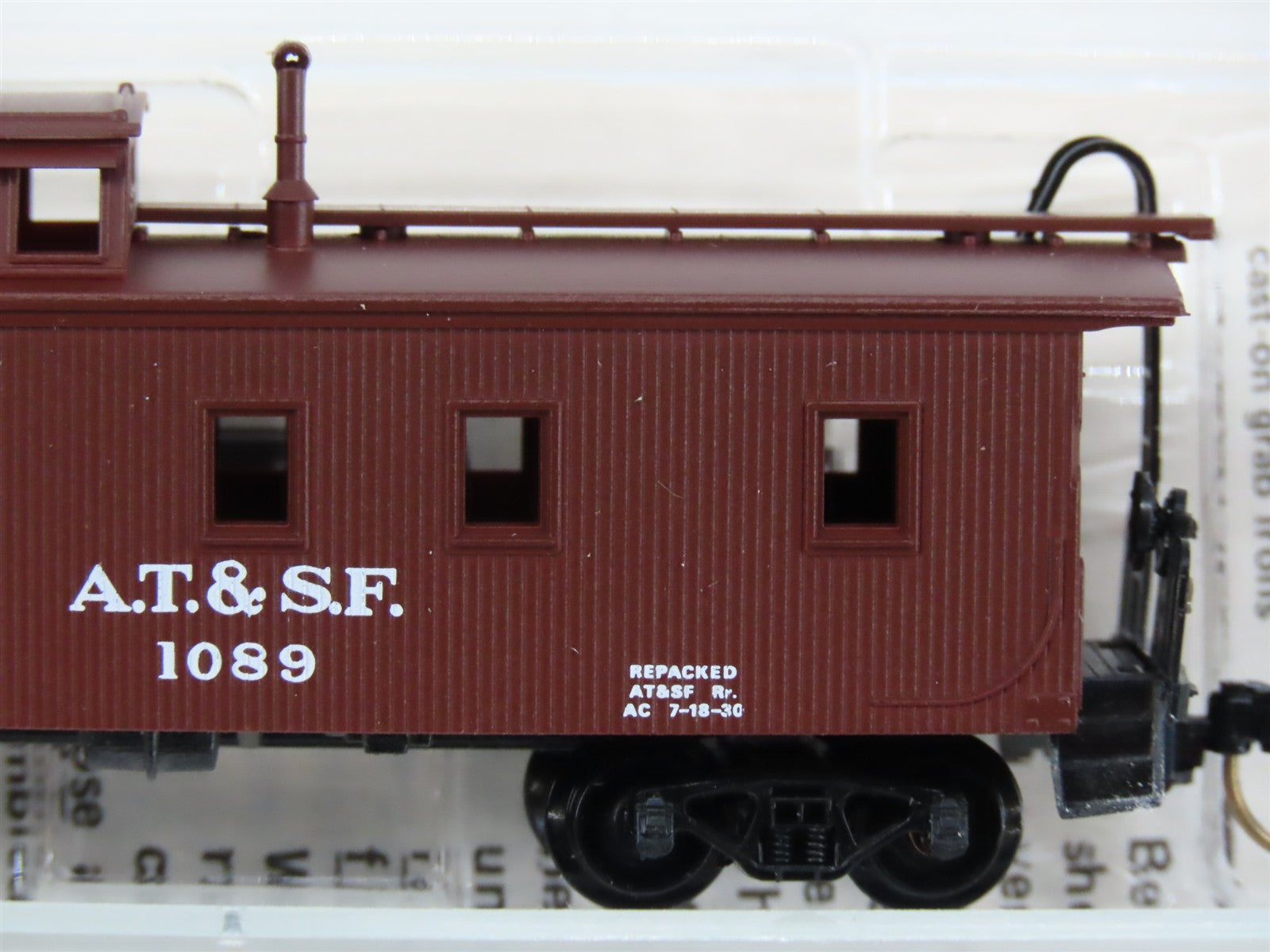 N Scale Micro-Trains MTL 50040 AT&SF Santa Fe 34' Wood-Sheathed Caboose 1089 RTR