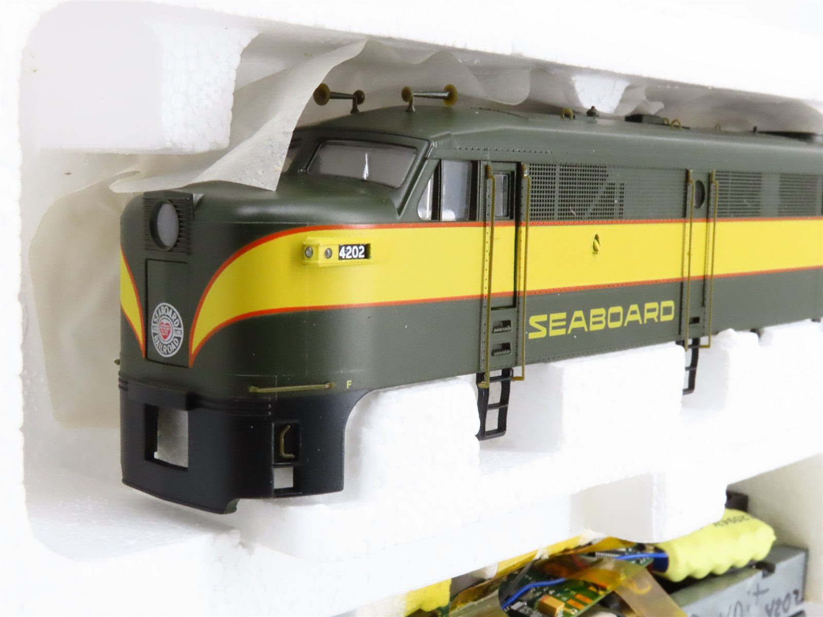 HO Scale Proto 2000 SAL Seaboard FA1 Diesel Locomotive #4202 wDCC & Sound