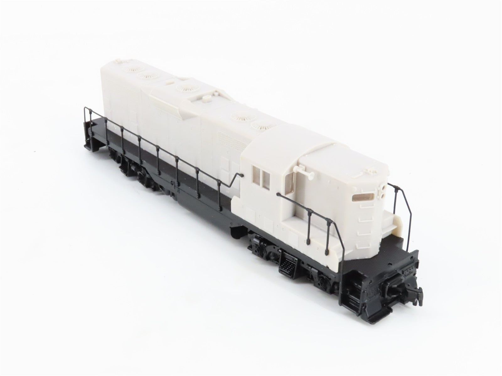 HO Scale Atlas Classic 8401 Undecorated GP7 Diesel Locomotive