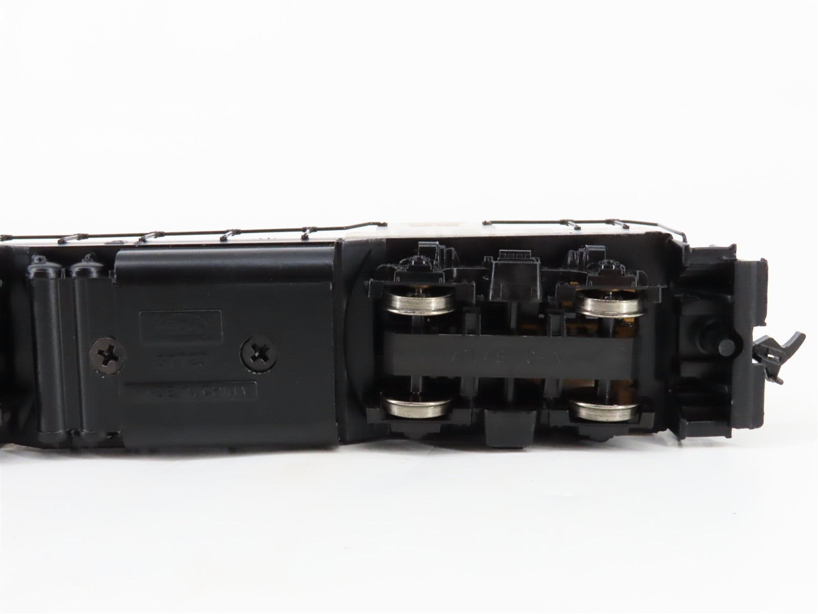 HO Scale Atlas Classic 8401 Undecorated GP7 Diesel Locomotive