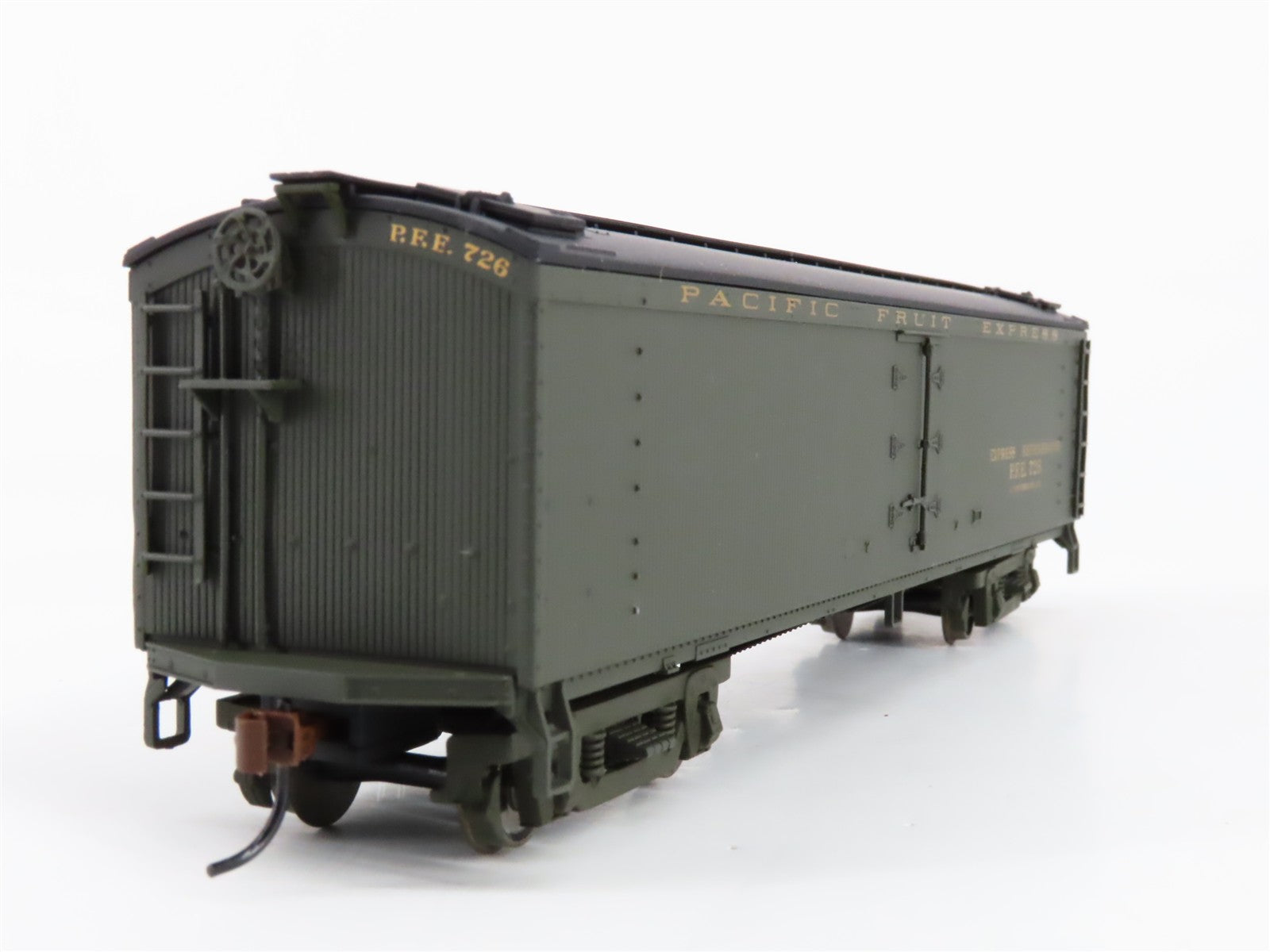HO Scale Walthers 932-5472 PFE Pacific Fruit Express Wood Reefer 726 RTR