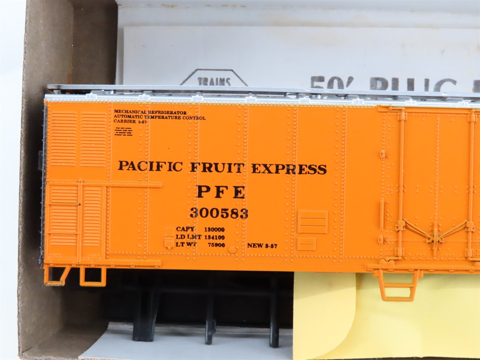 HO Scale Athearn / Bev-Bel 2364-1 PFE Pacific Fruit Express 50' Reefer RTR