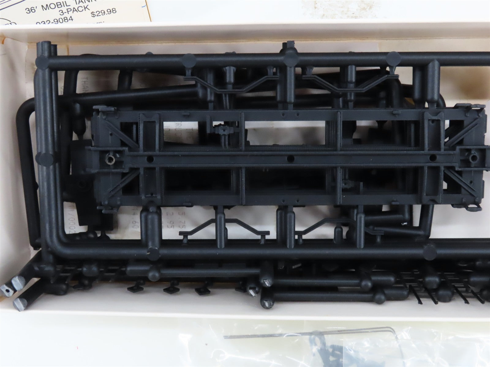 HO Scale Walthers 932-9084 Mobilgas 36' Tank Car 3-Pack 831, 1317 Unbuilt Kit