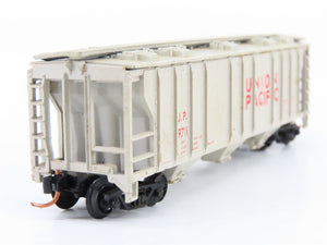 N Scale Atlas 3263 UP Union Pacific 3-Bay Covered Hopper  19711