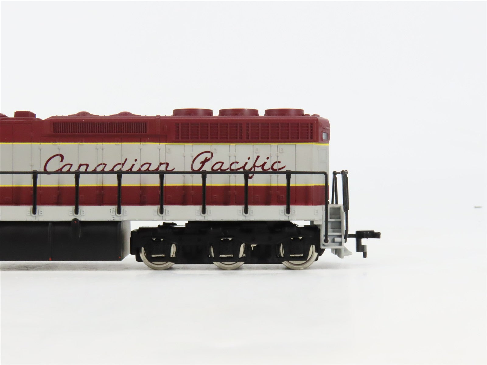 HO Scale IHC 3807 CP Canadian Pacific SD24 Diesel Locomotive #9950