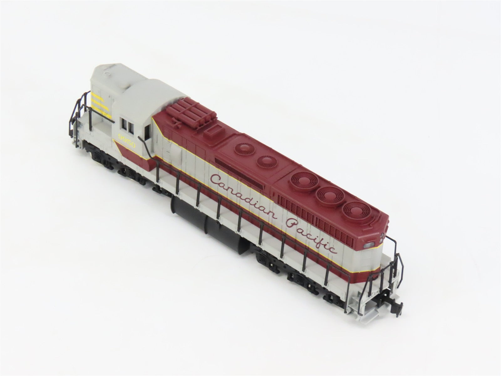 HO Scale IHC 3807 CP Canadian Pacific SD24 Diesel Locomotive #9950