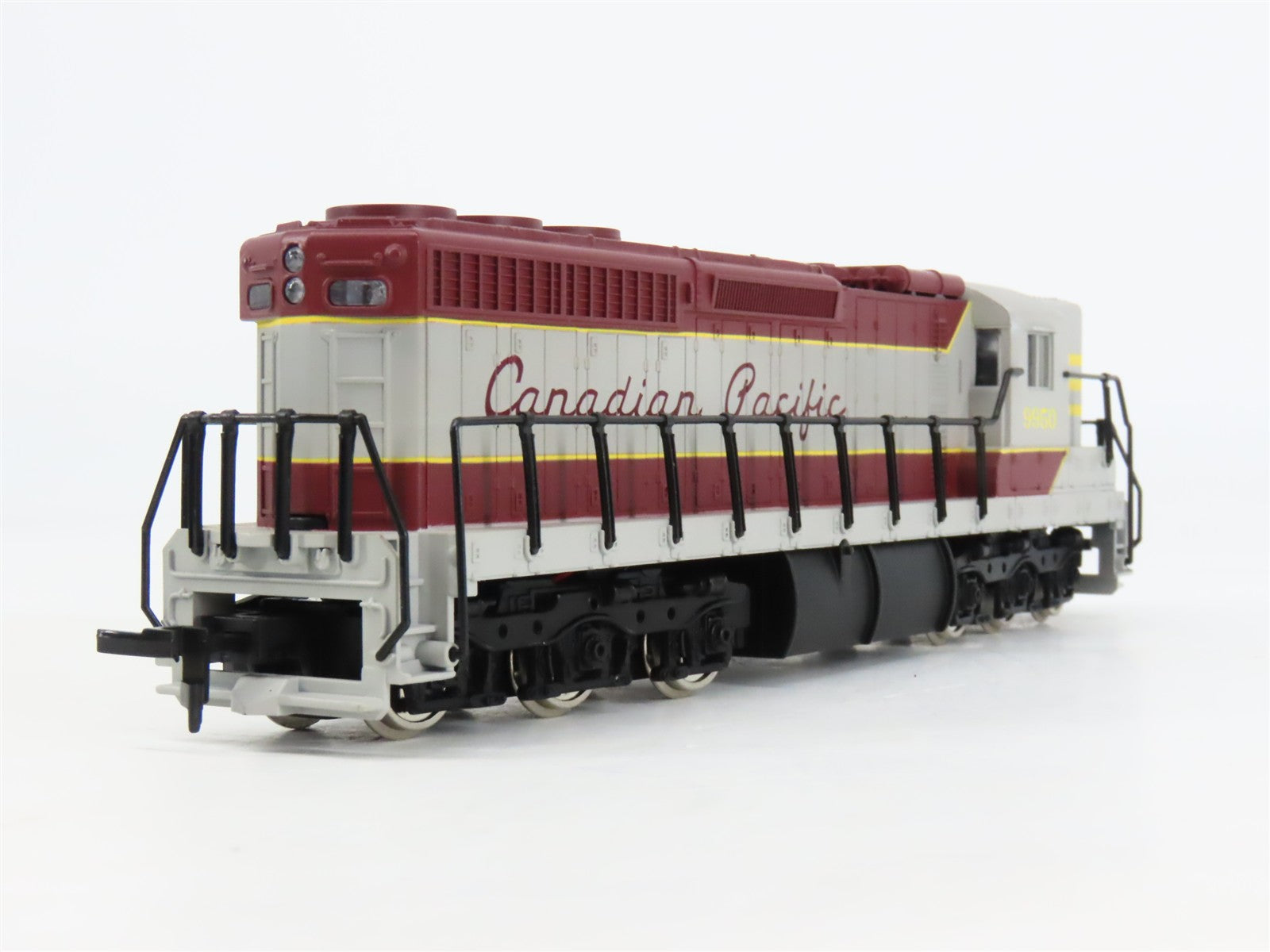 HO Scale IHC 3807 CP Canadian Pacific SD24 Diesel Locomotive #9950