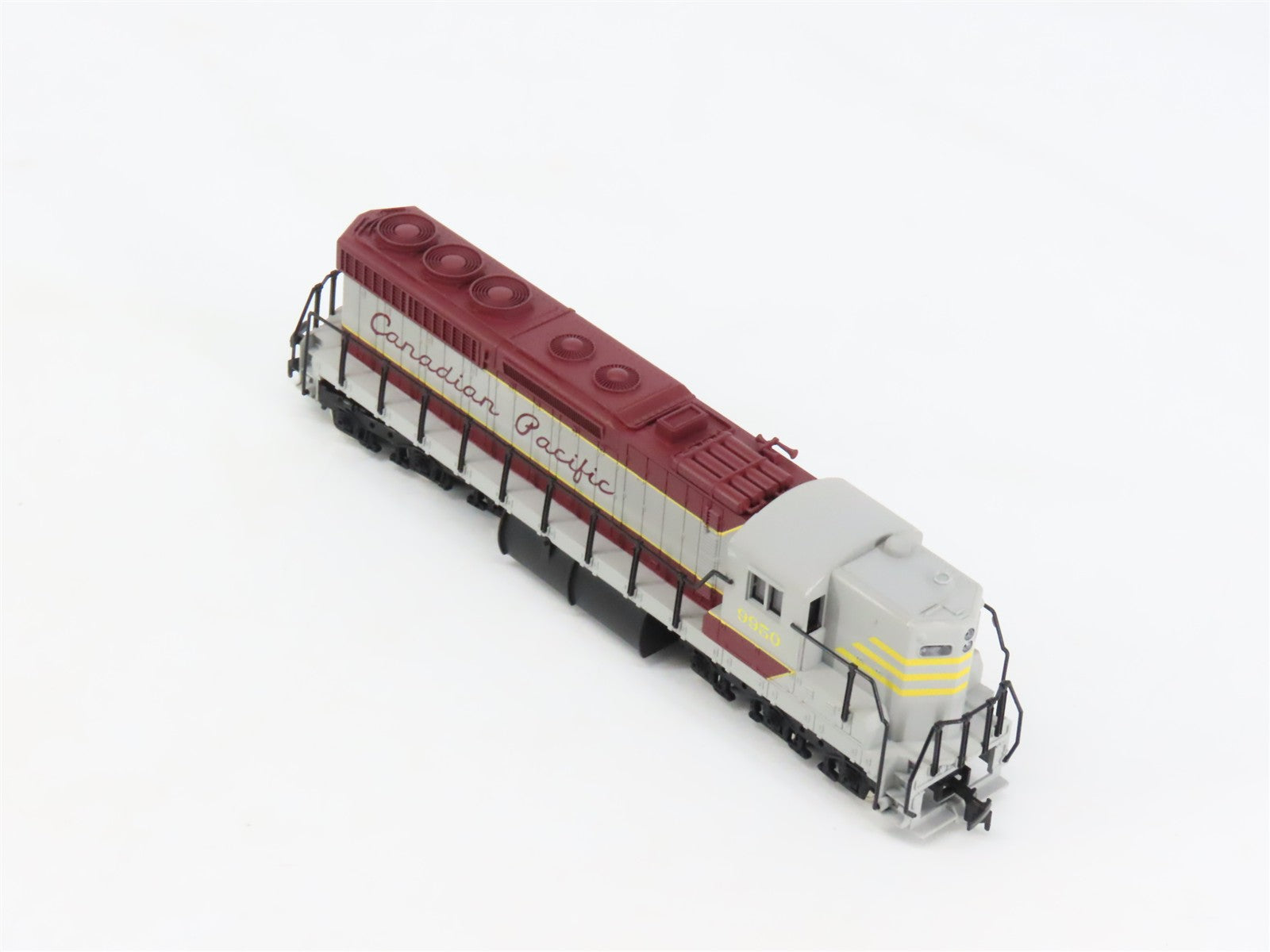 HO Scale IHC 3807 CP Canadian Pacific SD24 Diesel Locomotive #9950