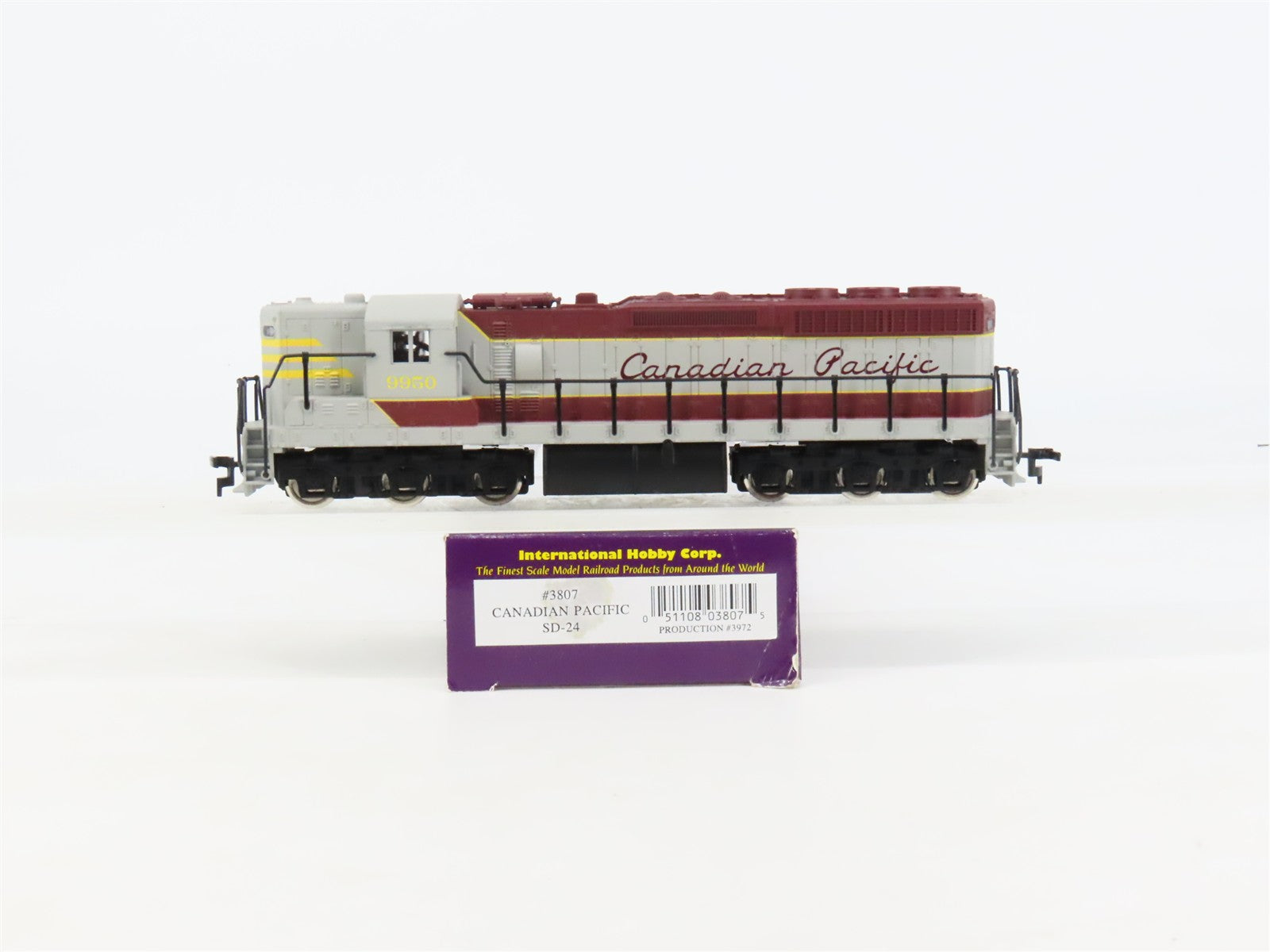 HO Scale IHC 3807 CP Canadian Pacific SD24 Diesel Locomotive #9950