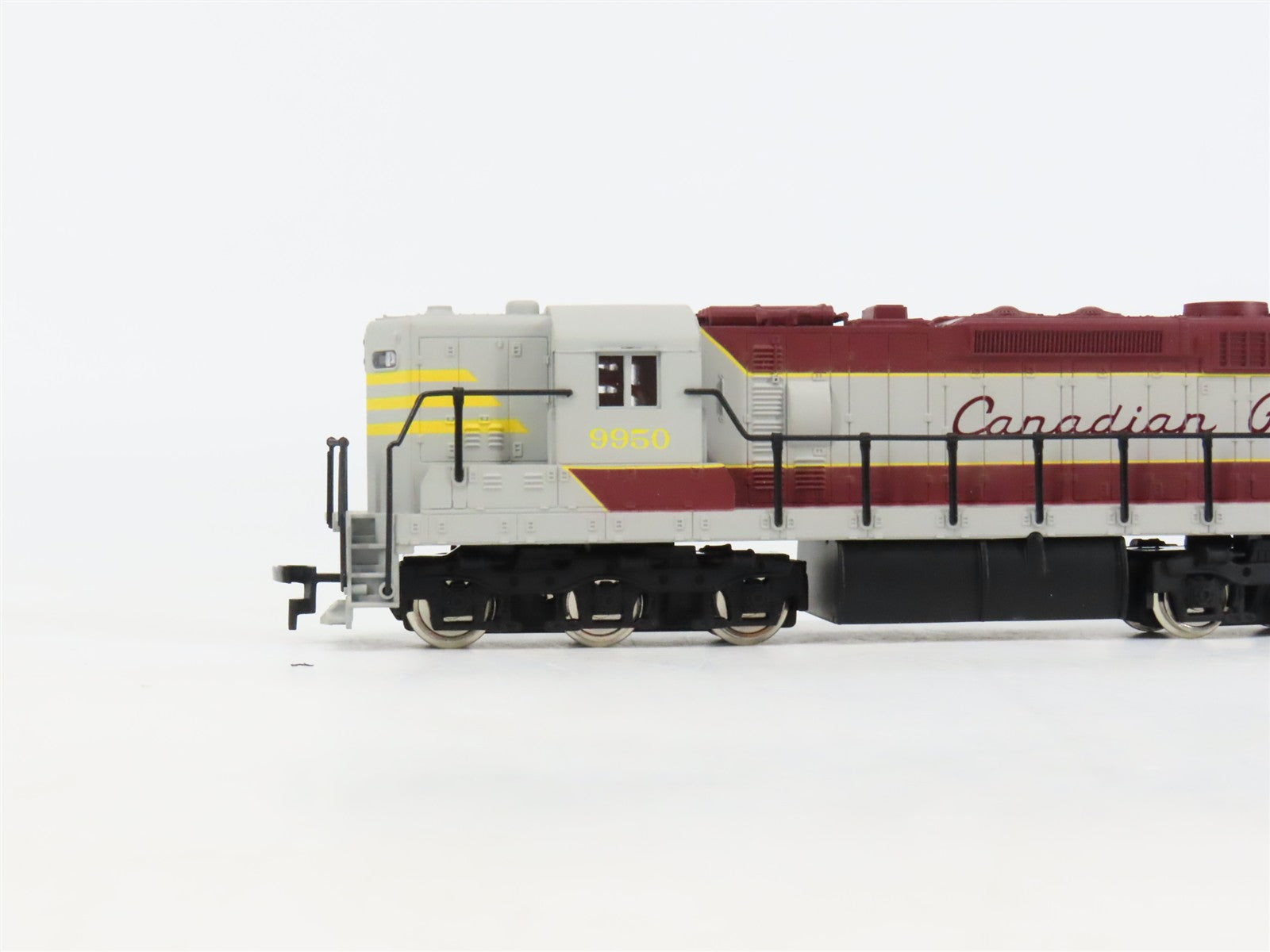 HO Scale IHC 3807 CP Canadian Pacific SD24 Diesel Locomotive #9950