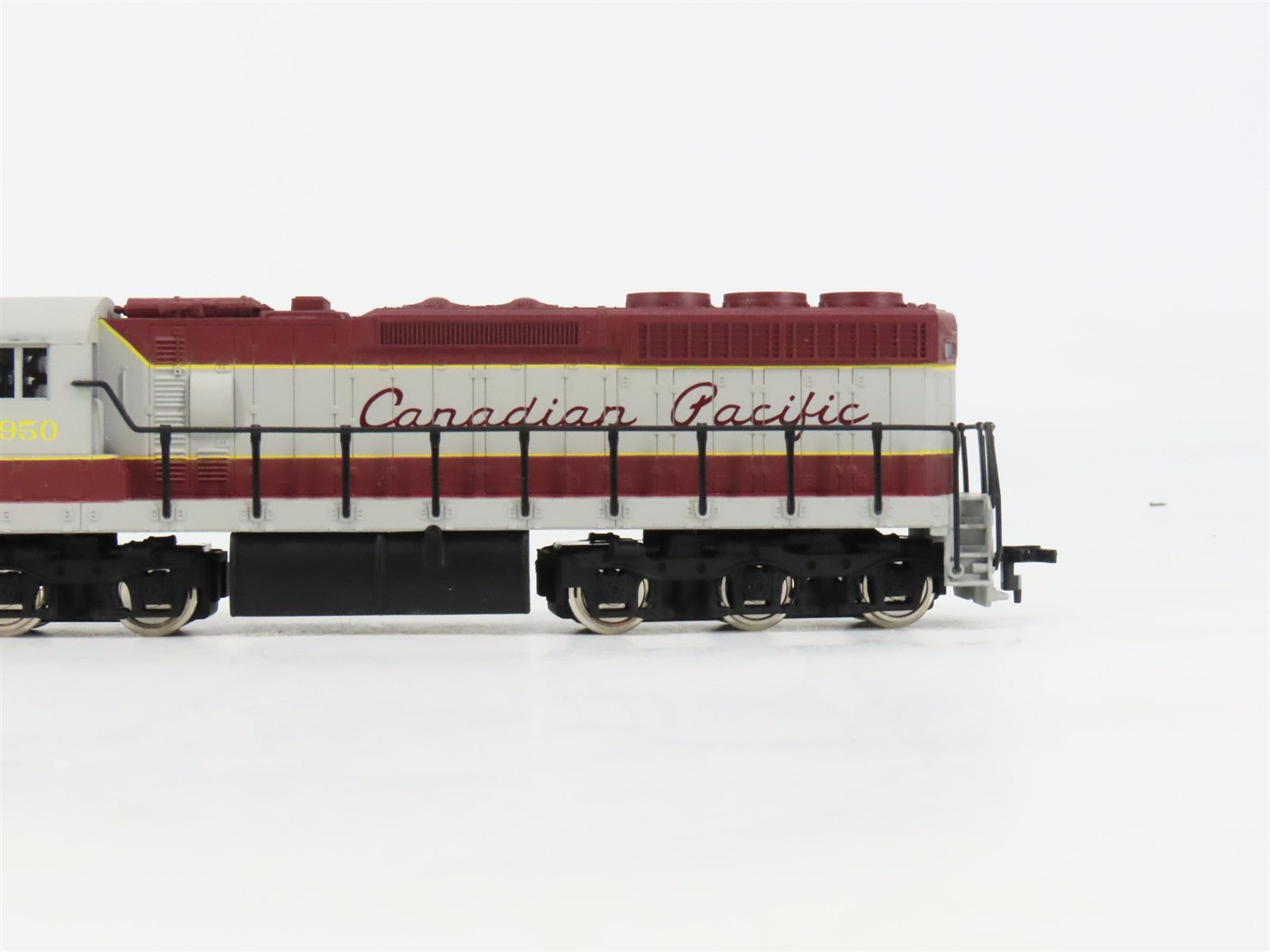 HO Scale IHC 3807 CP Canadian Pacific SD24 Diesel Locomotive #9950