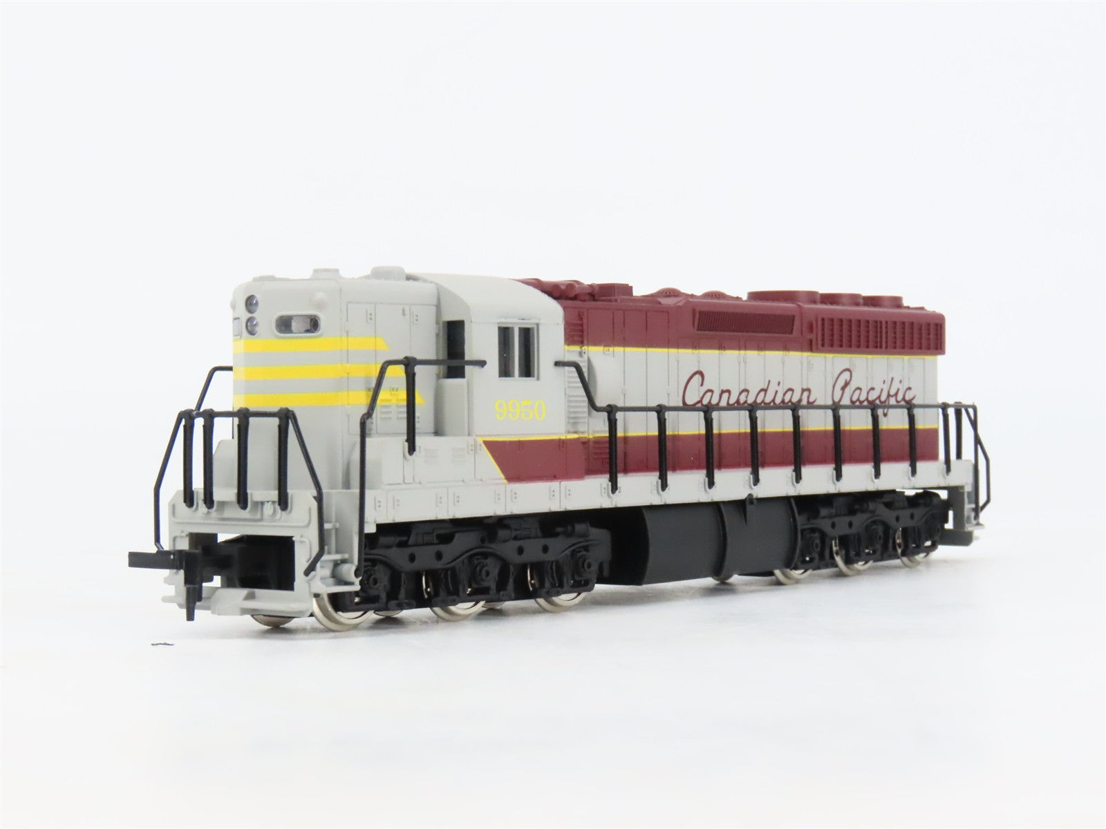 HO Scale IHC 3807 CP Canadian Pacific SD24 Diesel Locomotive #9950