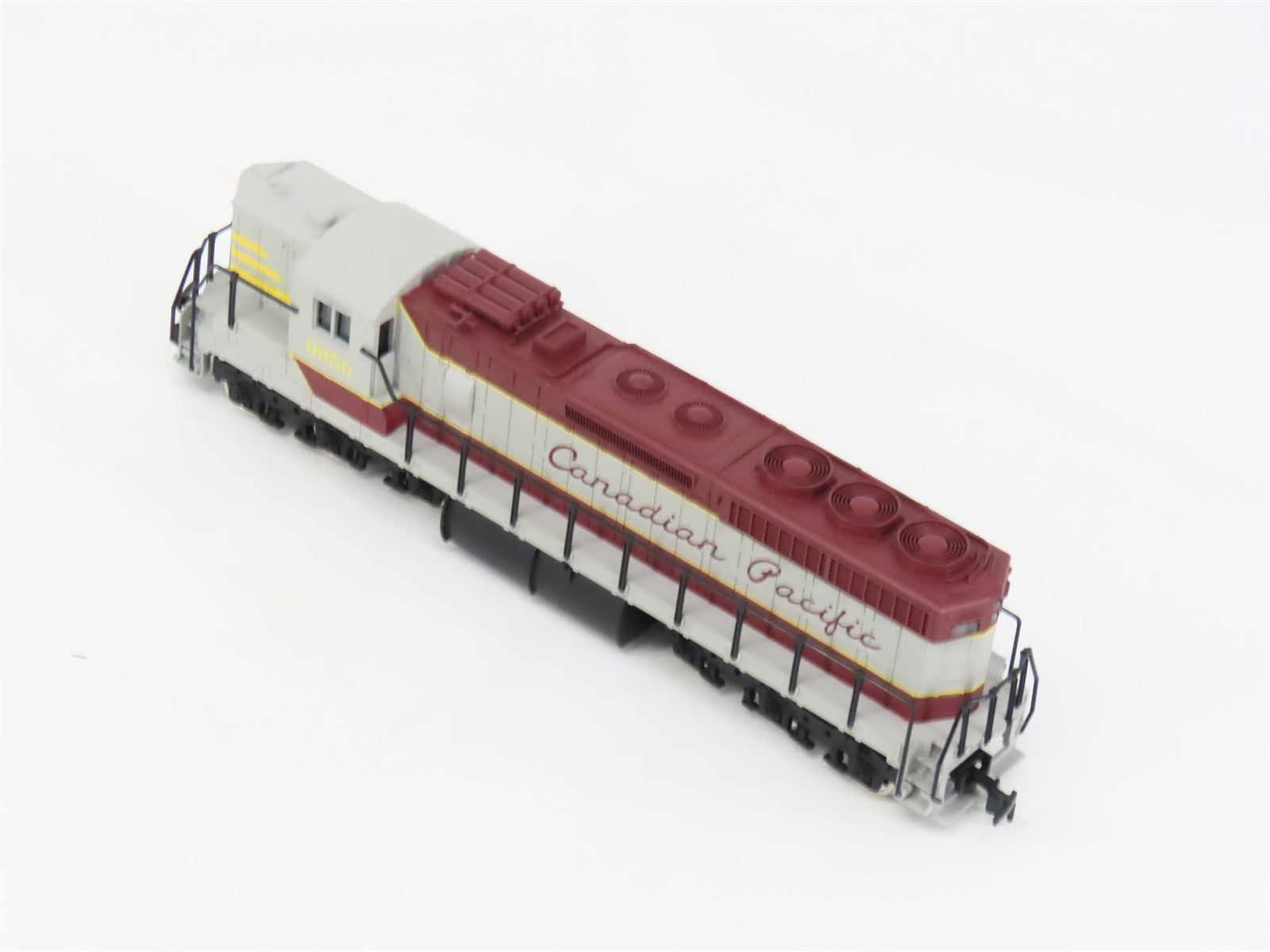 HO Scale IHC 3807 CP Canadian Pacific SD24 Diesel Locomotive #9950