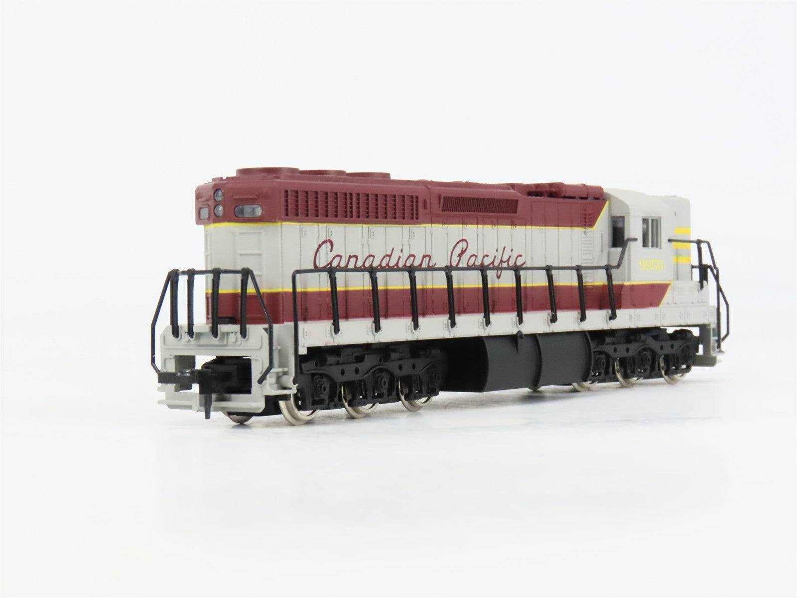 HO Scale IHC 3807 CP Canadian Pacific SD24 Diesel Locomotive #9950
