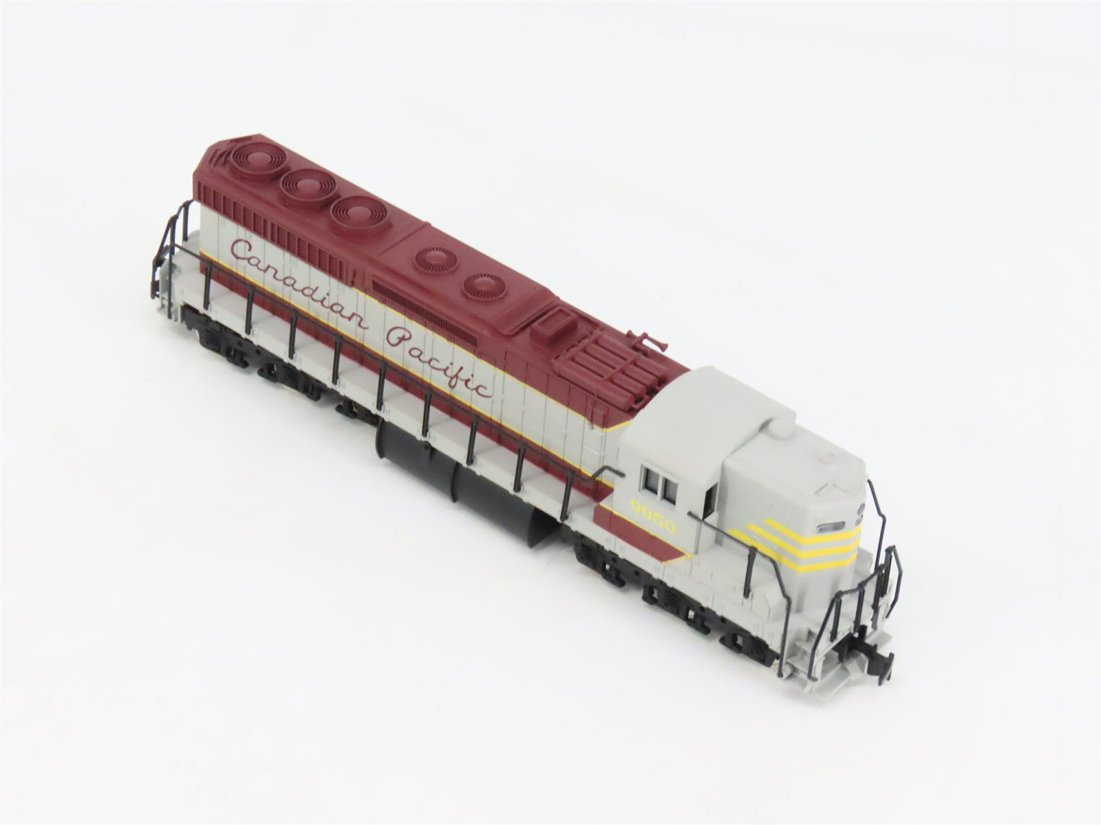 HO Scale IHC 3807 CP Canadian Pacific SD24 Diesel Locomotive #9950