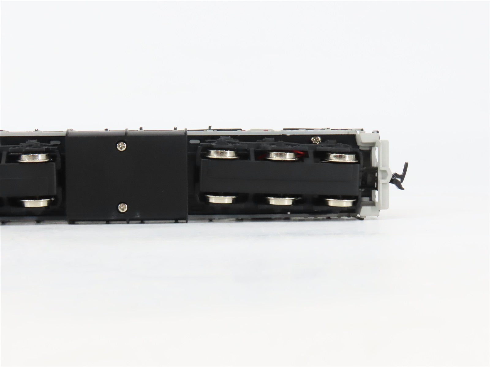 HO Scale IHC 3807 CP Canadian Pacific SD24 Diesel Locomotive #9950