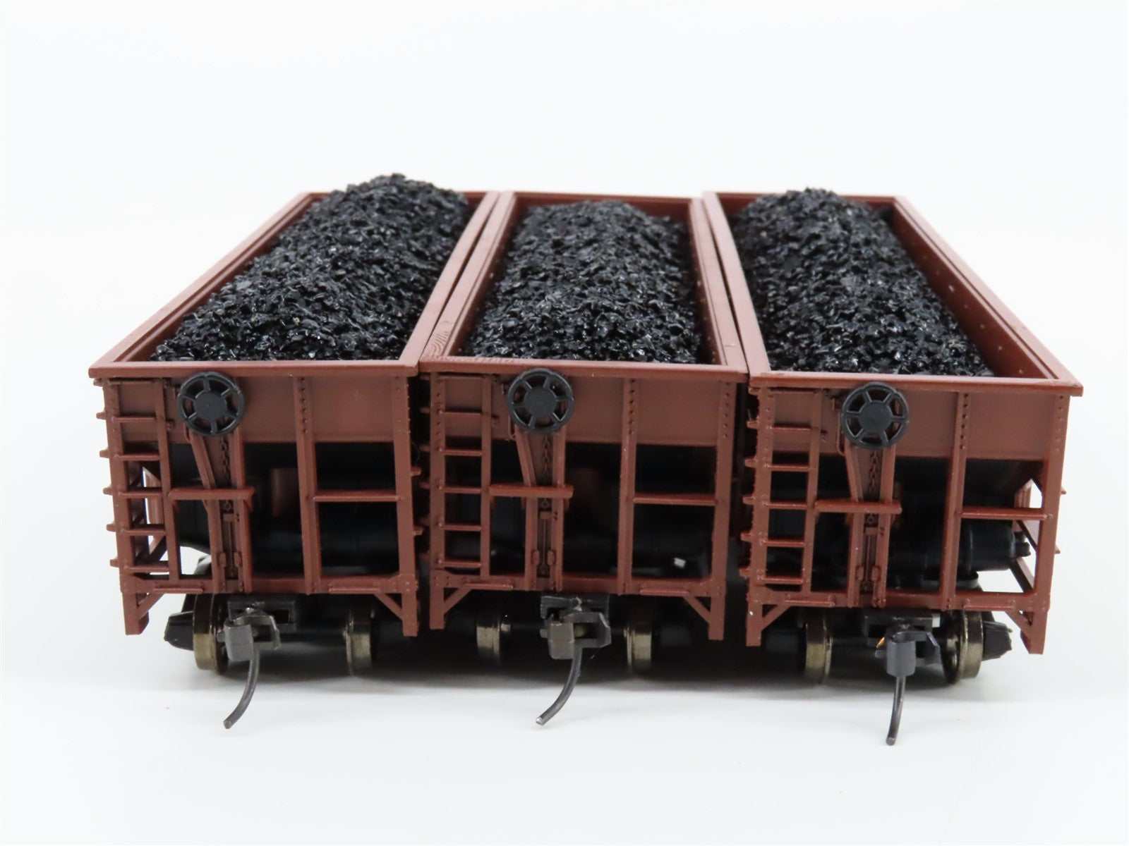 HO Scale Bev-Bel/Train Miniature 904 MEC Maine Central 2-Bay Hopper w/Load 3-Pk.