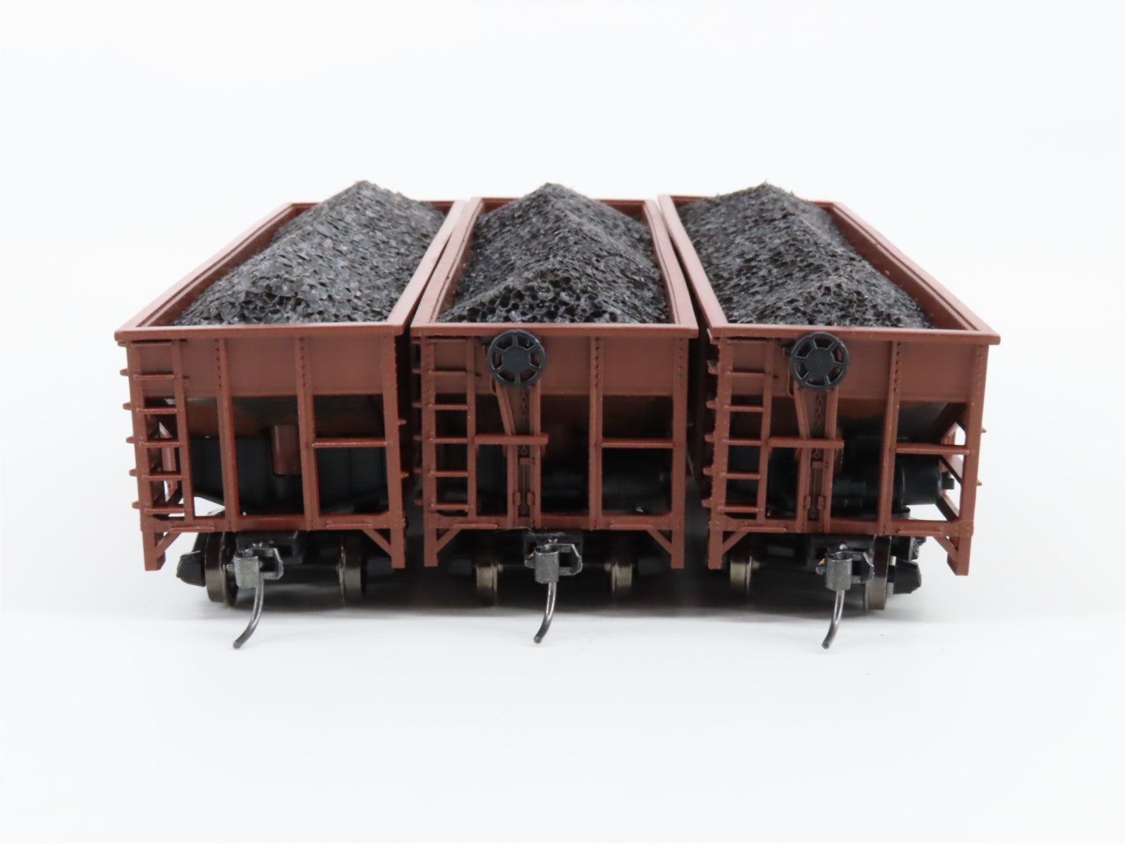HO Scale Bev-Bel/Train Miniature 904 MEC Maine Central 2-Bay Hopper w/Load 3-Pk.