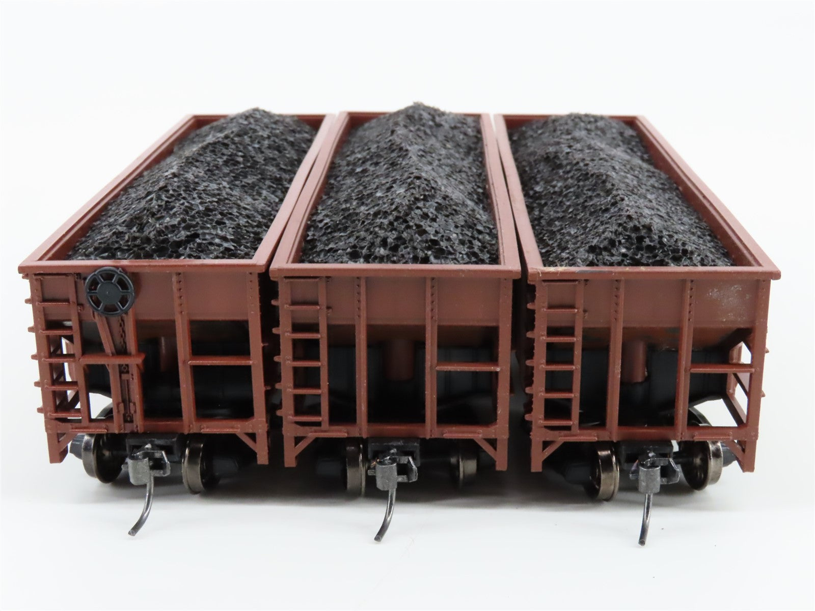 HO Scale Bev-Bel/Train Miniature 904 MEC Maine Central 2-Bay Hopper w/Load 3-Pk.
