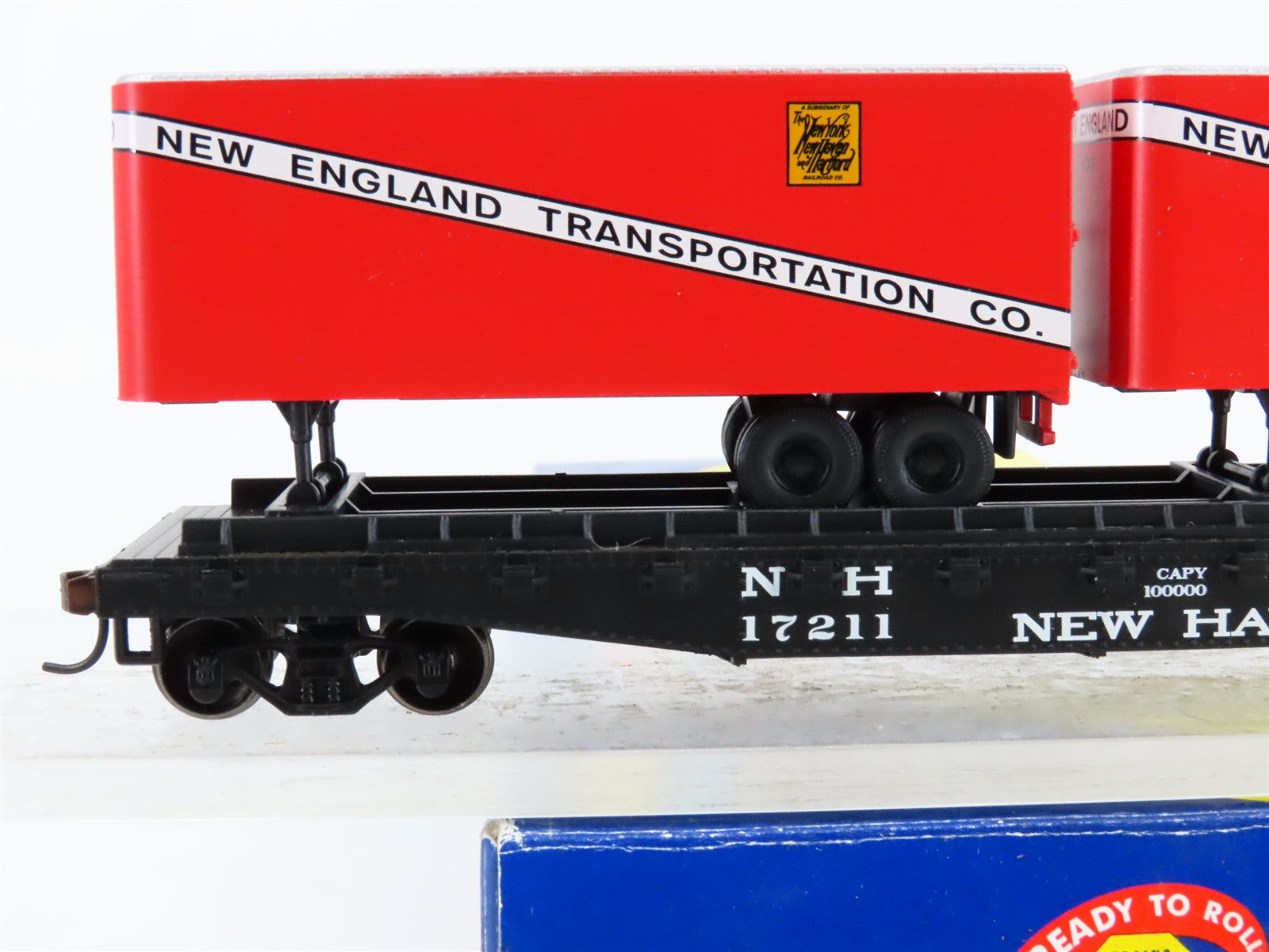 HO Scale Athearn 92368 NH New Haven 50' Flat Car #17211 w/ Two 25' Van Trailers
