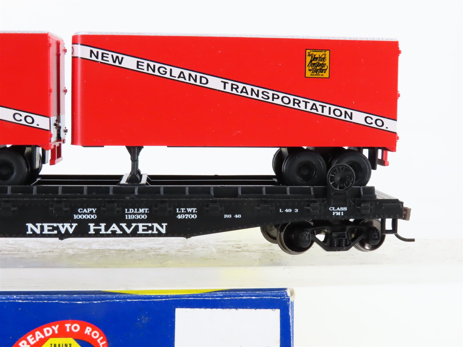 HO Scale Athearn 92368 NH New Haven 50' Flat Car #17211 w/ Two 25' Van Trailers