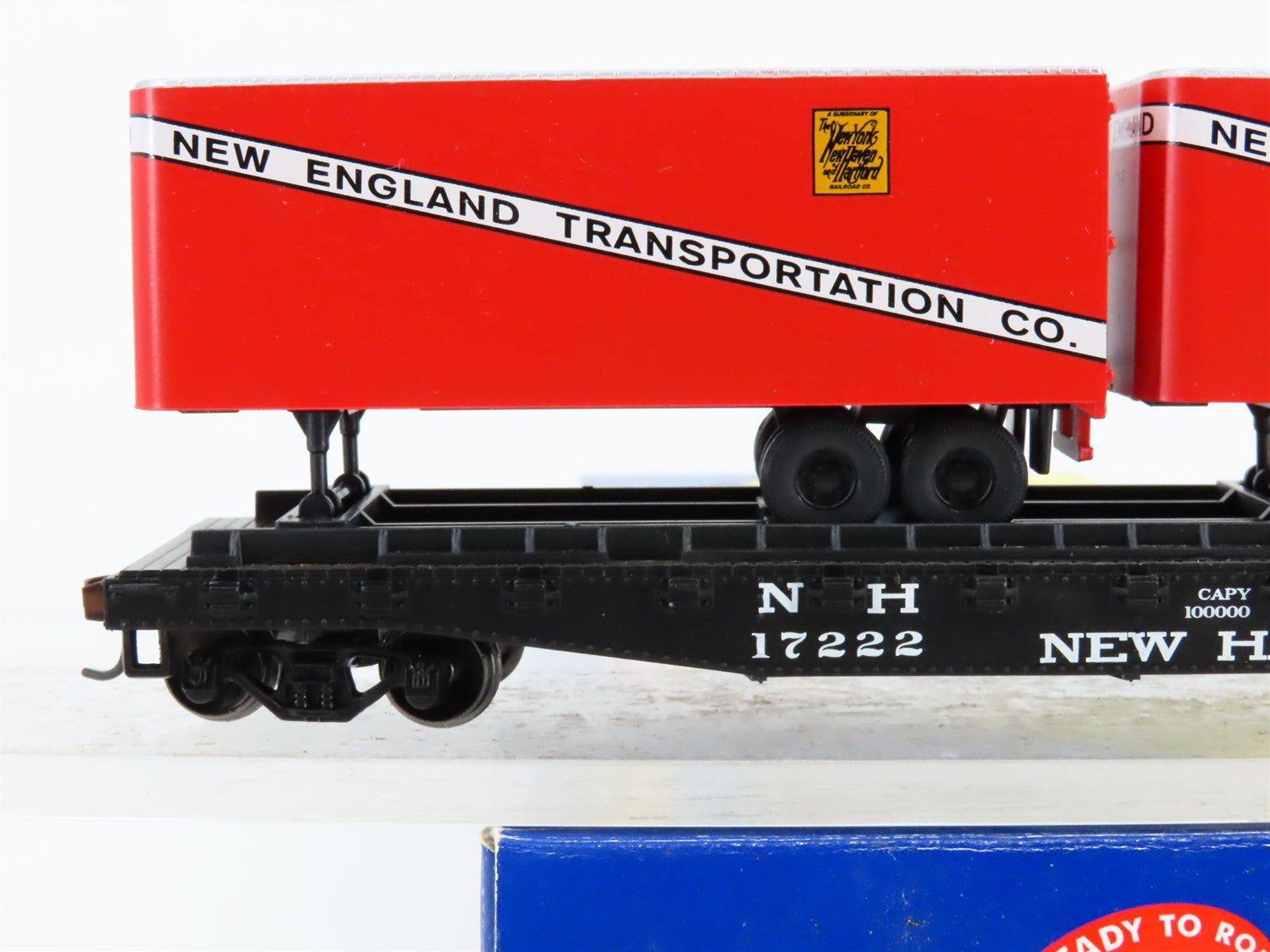 HO Scale Athearn 72368 NH New Haven 50' Flat Car #17222 w/ Two 25' Van Trailers