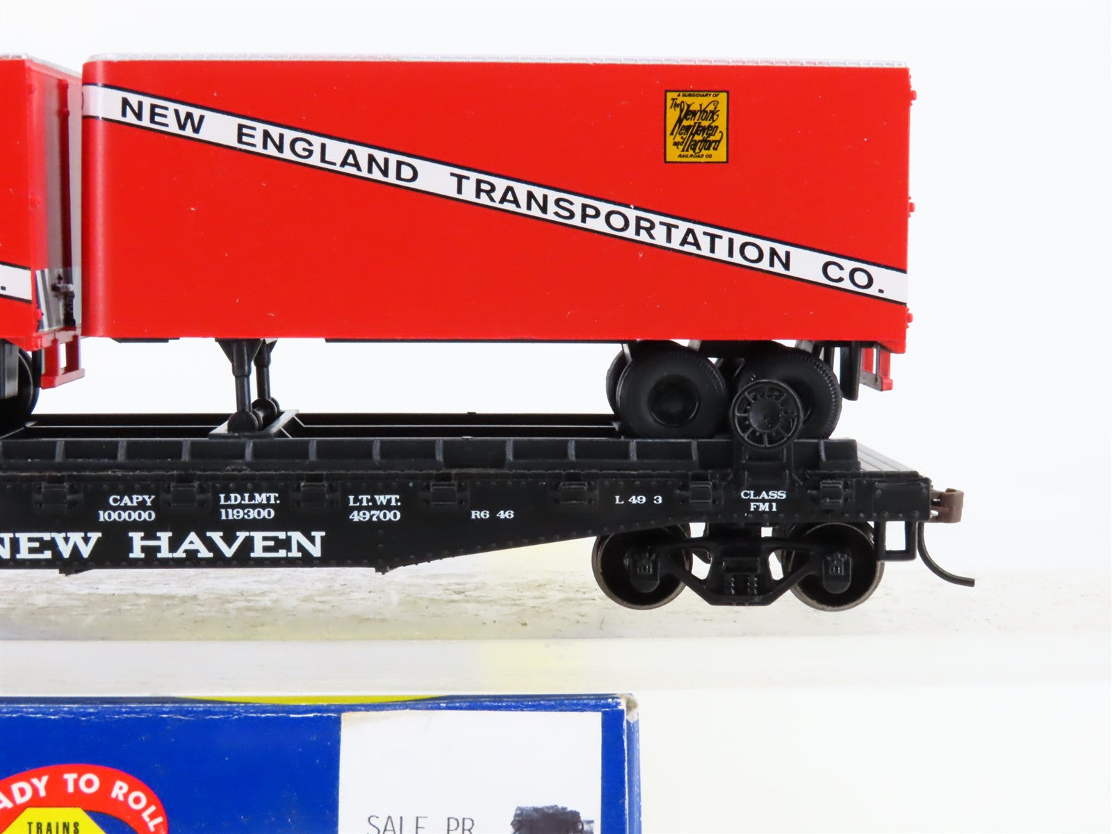 HO Scale Athearn 72368 NH New Haven 50' Flat Car #17222 w/ Two 25' Van Trailers