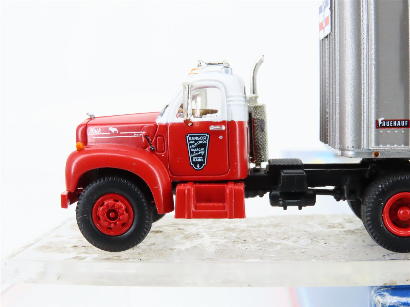 HO Scale Athearn 28013 BAR Bangor & Aroostook Mack B Tractor w/ 40' Trailer