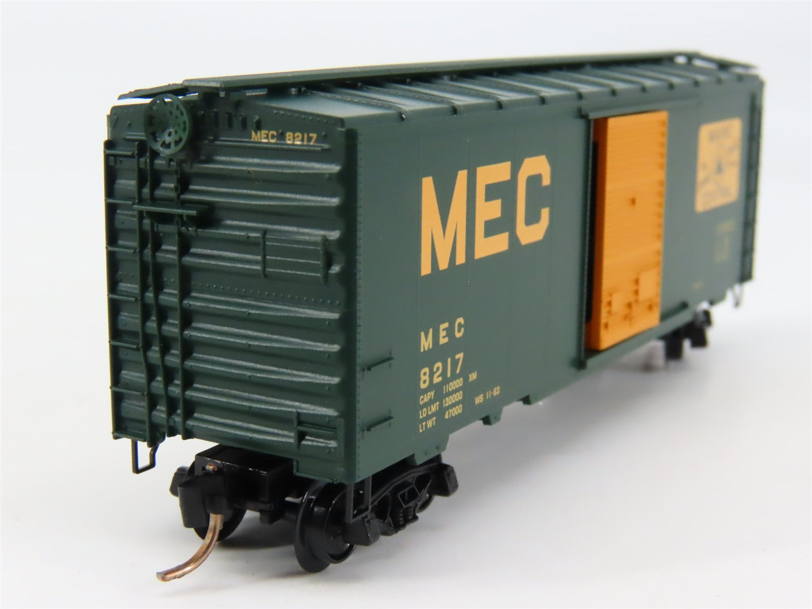 N Scale Micro-Trains 20220 MEC Maine Central 40' Box Car 8217 RTR