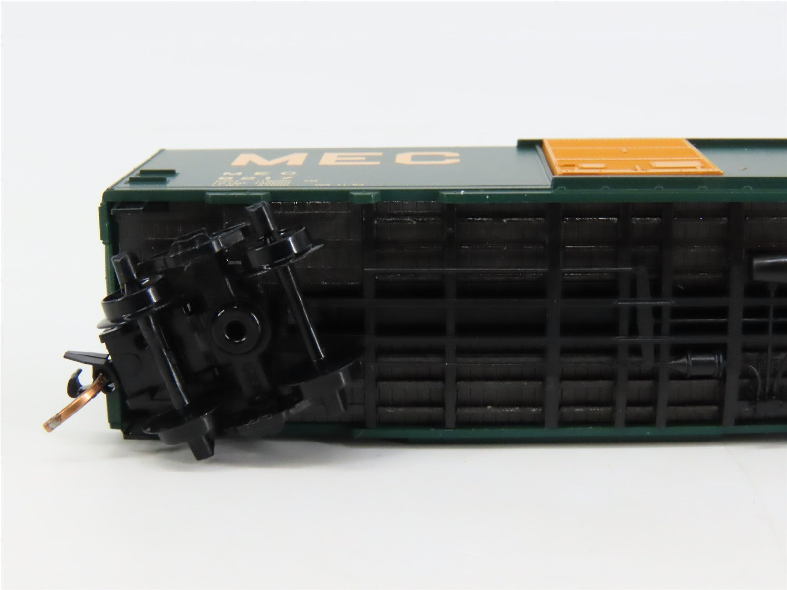 N Scale Micro-Trains 20220 MEC Maine Central 40' Box Car 8217 RTR